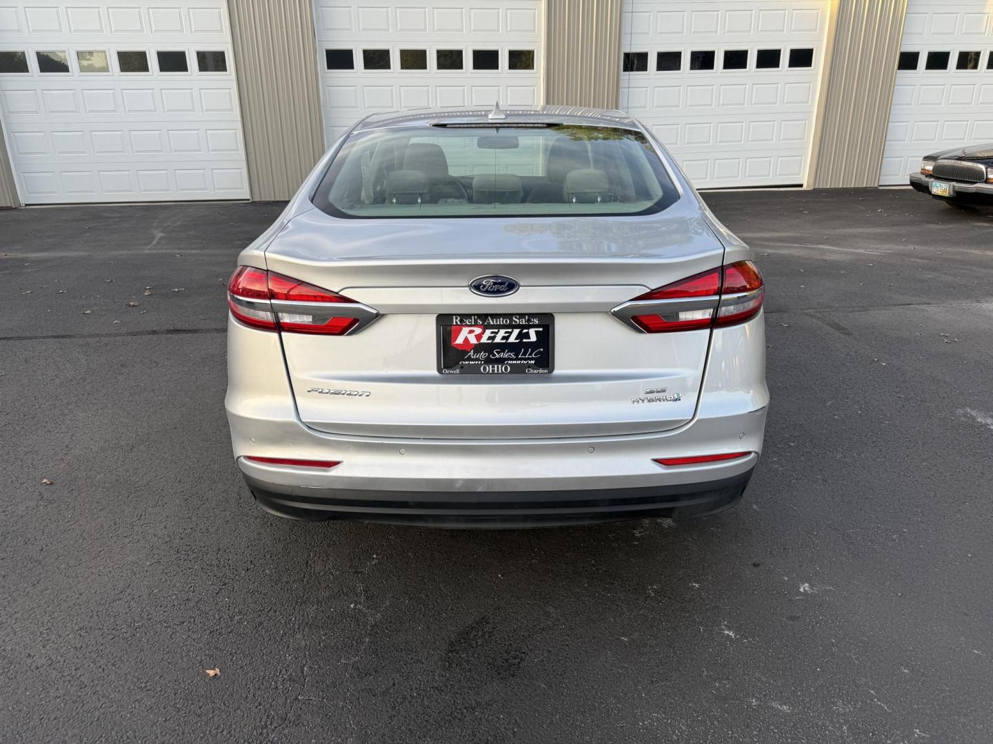 2019 Silver /Black Ford Fusion Hybrid SE (3FA6P0LU3KR) with an 2.0L I4 DOHC 16V HYBRID engine, Automatic transmission, located at 547 E. Main St., Orwell, OH, 44076, (440) 437-5893, 41.535435, -80.847855 - This 2019 Ford Fusion SE Hybrid SE is a well-appointed midsize sedan that skillfully blends fuel efficiency, comfort, and the latest driver-assist technology. Powered by a 2.0-liter inline-four hybrid engine, it delivers an impressive 42 MPG combined, making it a smart choice for those seeking to sa - Photo#8