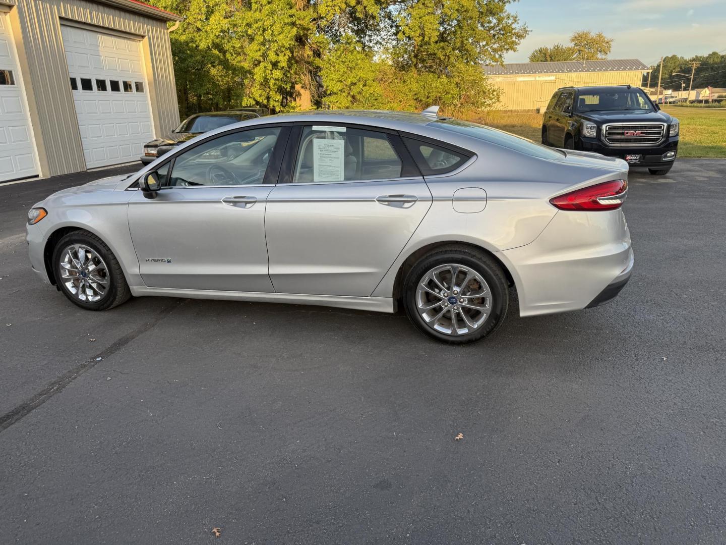 2019 Silver /Black Ford Fusion Hybrid SE (3FA6P0LU3KR) with an 2.0L I4 DOHC 16V HYBRID engine, Automatic transmission, located at 547 E. Main St., Orwell, OH, 44076, (440) 437-5893, 41.535435, -80.847855 - This 2019 Ford Fusion SE Hybrid SE is a well-appointed midsize sedan that skillfully blends fuel efficiency, comfort, and the latest driver-assist technology. Powered by a 2.0-liter inline-four hybrid engine, it delivers an impressive 42 MPG combined, making it a smart choice for those seeking to sa - Photo#11