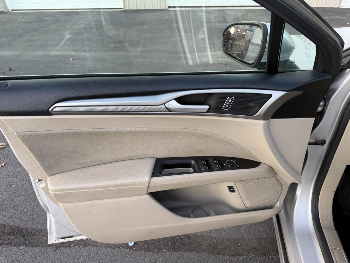 2019 Silver /Black Ford Fusion Hybrid SE (3FA6P0LU3KR) with an 2.0L I4 DOHC 16V HYBRID engine, Automatic transmission, located at 547 E. Main St., Orwell, OH, 44076, (440) 437-5893, 41.535435, -80.847855 - This 2019 Ford Fusion SE Hybrid SE is a well-appointed midsize sedan that skillfully blends fuel efficiency, comfort, and the latest driver-assist technology. Powered by a 2.0-liter inline-four hybrid engine, it delivers an impressive 42 MPG combined, making it a smart choice for those seeking to sa - Photo#17