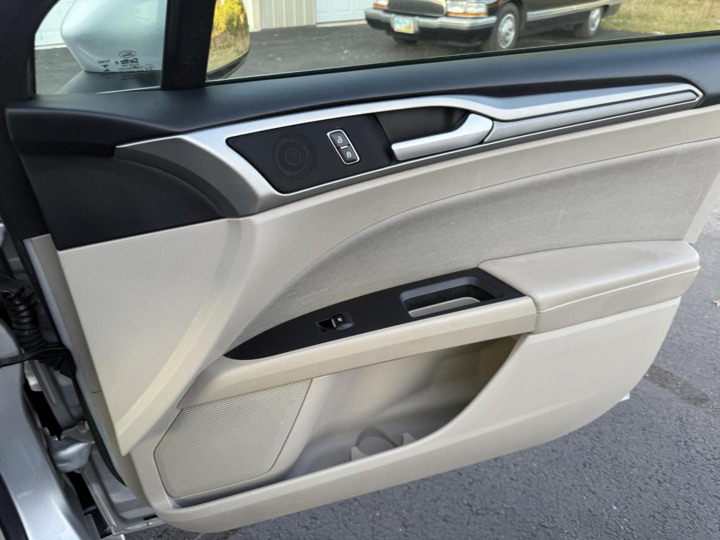 2019 Silver /Black Ford Fusion Hybrid SE (3FA6P0LU3KR) with an 2.0L I4 DOHC 16V HYBRID engine, Automatic transmission, located at 547 E. Main St., Orwell, OH, 44076, (440) 437-5893, 41.535435, -80.847855 - This 2019 Ford Fusion SE Hybrid SE is a well-appointed midsize sedan that skillfully blends fuel efficiency, comfort, and the latest driver-assist technology. Powered by a 2.0-liter inline-four hybrid engine, it delivers an impressive 42 MPG combined, making it a smart choice for those seeking to sa - Photo#43