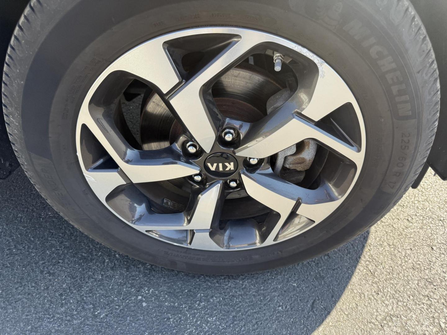 2020 White /Black Kia Sportage LX AWD (KNDPMCAC2L7) with an 2.4L I4 DOHC 24V engine, 6A transmission, located at 547 E. Main St., Orwell, OH, 44076, (440) 437-5893, 41.535435, -80.847855 - This One Owner 2020 Kia Sportage LX AWD is a versatile and well-equipped compact SUV designed to provide confidence and comfort in a wide range of driving conditions. Powered by a 2.4-liter I4 GDI engine paired with a 6-speed automatic transmission, this Sportage LX offers responsive acceleration an - Photo#4