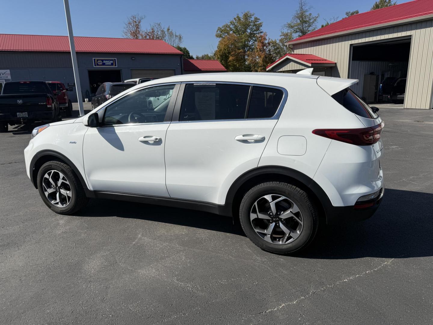 2020 White /Black Kia Sportage LX AWD (KNDPMCAC2L7) with an 2.4L I4 DOHC 24V engine, 6A transmission, located at 547 E. Main St., Orwell, OH, 44076, (440) 437-5893, 41.535435, -80.847855 - This One Owner 2020 Kia Sportage LX AWD is a versatile and well-equipped compact SUV designed to provide confidence and comfort in a wide range of driving conditions. Powered by a 2.4-liter I4 GDI engine paired with a 6-speed automatic transmission, this Sportage LX offers responsive acceleration an - Photo#10