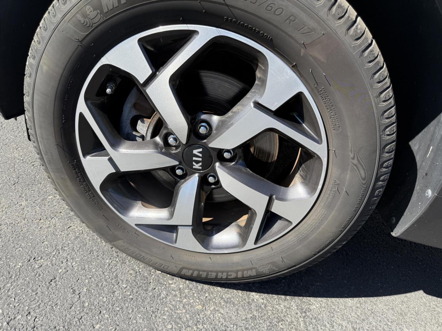 2020 White /Black Kia Sportage LX AWD (KNDPMCAC2L7) with an 2.4L I4 DOHC 24V engine, 6A transmission, located at 547 E. Main St., Orwell, OH, 44076, (440) 437-5893, 41.535435, -80.847855 - This One Owner 2020 Kia Sportage LX AWD is a versatile and well-equipped compact SUV designed to provide confidence and comfort in a wide range of driving conditions. Powered by a 2.4-liter I4 GDI engine paired with a 6-speed automatic transmission, this Sportage LX offers responsive acceleration an - Photo#13