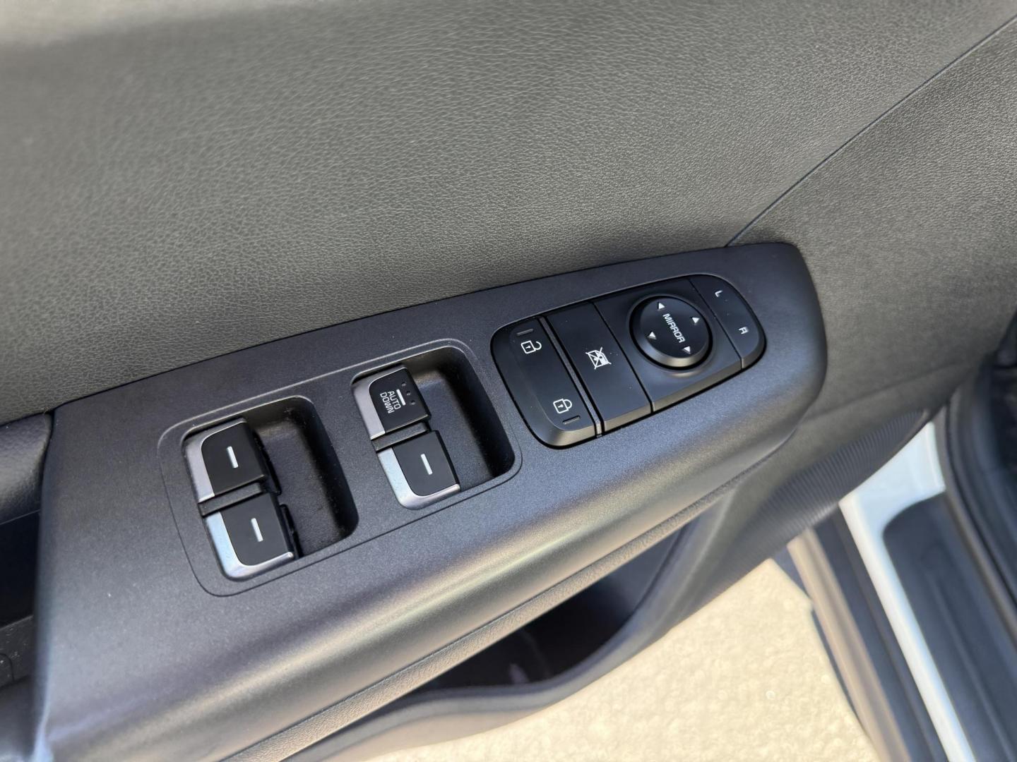 2020 White /Black Kia Sportage LX AWD (KNDPMCAC2L7) with an 2.4L I4 DOHC 24V engine, 6A transmission, located at 547 E. Main St., Orwell, OH, 44076, (440) 437-5893, 41.535435, -80.847855 - This One Owner 2020 Kia Sportage LX AWD is a versatile and well-equipped compact SUV designed to provide confidence and comfort in a wide range of driving conditions. Powered by a 2.4-liter I4 GDI engine paired with a 6-speed automatic transmission, this Sportage LX offers responsive acceleration an - Photo#17