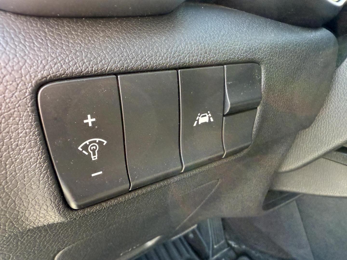 2020 White /Black Kia Sportage LX AWD (KNDPMCAC2L7) with an 2.4L I4 DOHC 24V engine, 6A transmission, located at 547 E. Main St., Orwell, OH, 44076, (440) 437-5893, 41.535435, -80.847855 - This One Owner 2020 Kia Sportage LX AWD is a versatile and well-equipped compact SUV designed to provide confidence and comfort in a wide range of driving conditions. Powered by a 2.4-liter I4 GDI engine paired with a 6-speed automatic transmission, this Sportage LX offers responsive acceleration an - Photo#19