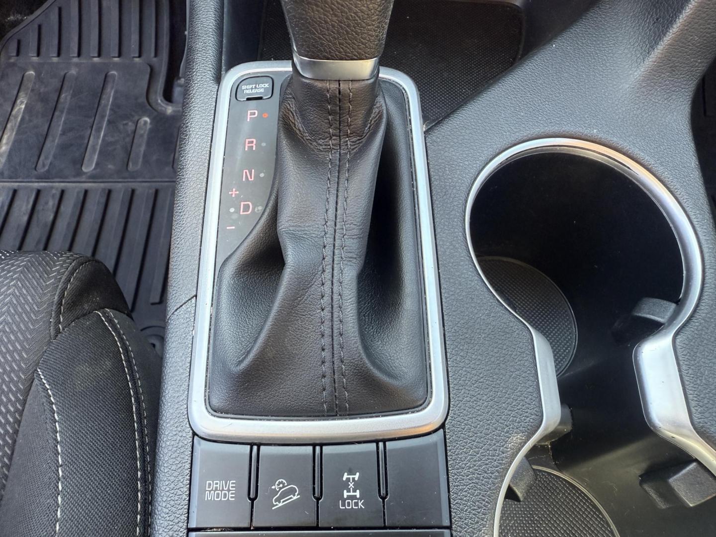 2020 White /Black Kia Sportage LX AWD (KNDPMCAC2L7) with an 2.4L I4 DOHC 24V engine, 6A transmission, located at 547 E. Main St., Orwell, OH, 44076, (440) 437-5893, 41.535435, -80.847855 - This One Owner 2020 Kia Sportage LX AWD is a versatile and well-equipped compact SUV designed to provide confidence and comfort in a wide range of driving conditions. Powered by a 2.4-liter I4 GDI engine paired with a 6-speed automatic transmission, this Sportage LX offers responsive acceleration an - Photo#24