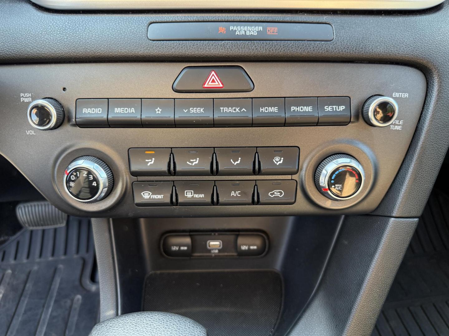 2020 White /Black Kia Sportage LX AWD (KNDPMCAC2L7) with an 2.4L I4 DOHC 24V engine, 6A transmission, located at 547 E. Main St., Orwell, OH, 44076, (440) 437-5893, 41.535435, -80.847855 - This One Owner 2020 Kia Sportage LX AWD is a versatile and well-equipped compact SUV designed to provide confidence and comfort in a wide range of driving conditions. Powered by a 2.4-liter I4 GDI engine paired with a 6-speed automatic transmission, this Sportage LX offers responsive acceleration an - Photo#23