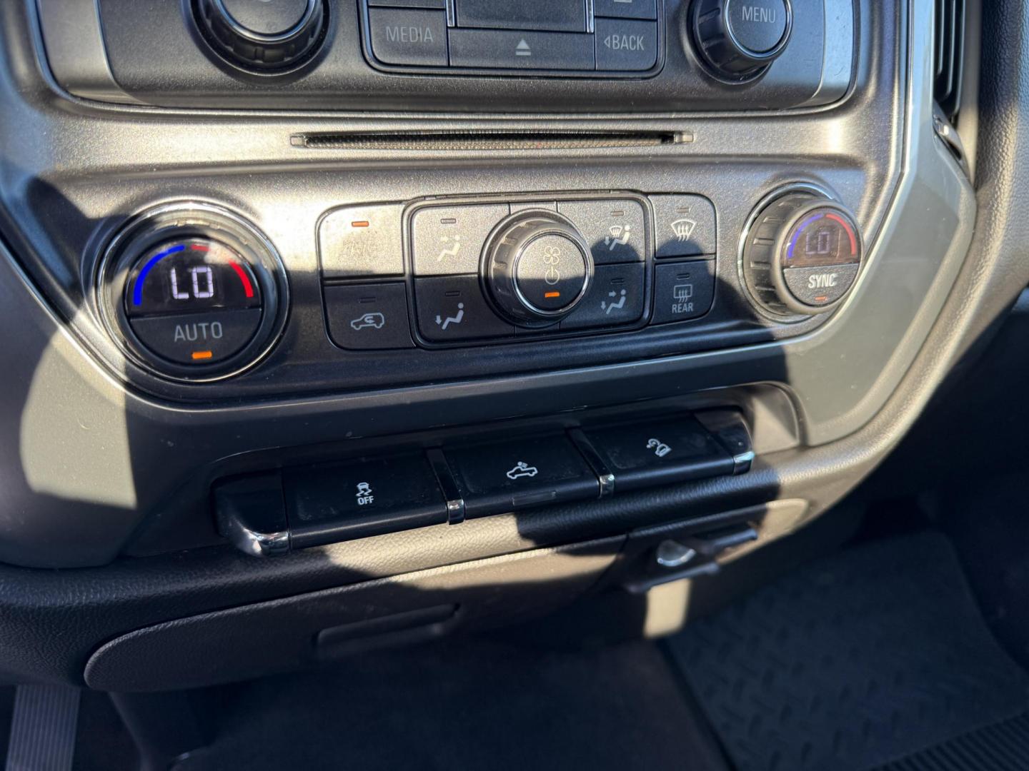 2018 Blue /Black Chevrolet Silverado 1500 LT Z71 Crew Cab Short Box 4WD (3GCUKRECXJG) with an 5.3L V8 OHV 16V engine, 6A transmission, located at 11115 Chardon Rd. , Chardon, OH, 44024, (440) 214-9705, 41.580246, -81.241943 - Rugged, reliable, and ready for work or play, this 2018 Chevrolet Silverado 1500 LT Z71 Crew Cab is the perfect blend of power, capability, and comfort. Under the hood, it boasts a proven 5.3-liter EcoTec3 V8 engine paired with a smooth 6-speed automatic transmission and 3.42 rear axle gearing, offe - Photo#27