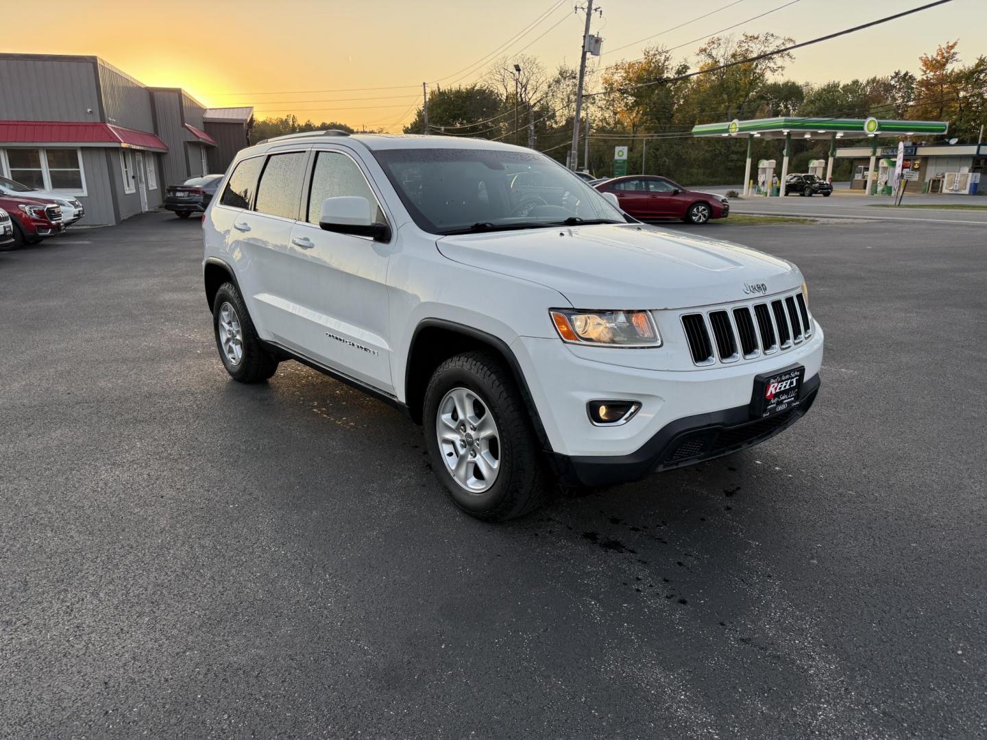 2014 White /Black Jeep Grand Cherokee Laredo 4WD (1C4RJFAG1EC) with an 3.6L V6 DOHC 24V FFV engine, 8-Speed Automatic transmission, located at 11115 Chardon Rd. , Chardon, OH, 44024, (440) 214-9705, 41.580246, -81.241943 - This 2014 Jeep Grand Cherokee Laredo 4WD delivers a great mix of capability, efficiency, and comfort. Powered by the reliable 3.6L Pentastar V6 engine paired with an 8-speed automatic transmission, it offers smooth performance and up to 24 MPG on the highway. With 4WD and a 3,500-pound towing capaci - Photo#2