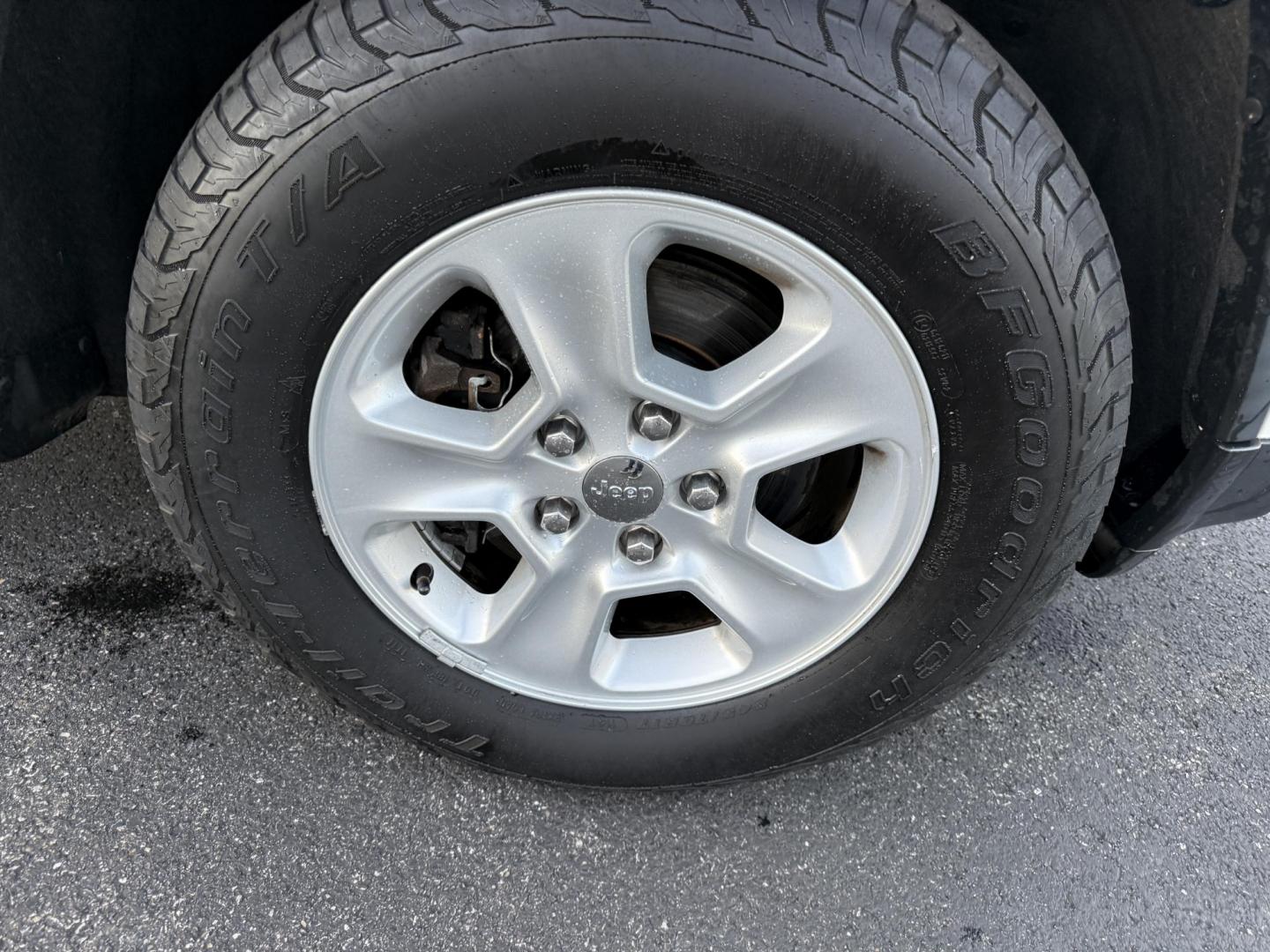 2014 White /Black Jeep Grand Cherokee Laredo 4WD (1C4RJFAG1EC) with an 3.6L V6 DOHC 24V FFV engine, 8-Speed Automatic transmission, located at 11115 Chardon Rd. , Chardon, OH, 44024, (440) 214-9705, 41.580246, -81.241943 - This 2014 Jeep Grand Cherokee Laredo 4WD delivers a great mix of capability, efficiency, and comfort. Powered by the reliable 3.6L Pentastar V6 engine paired with an 8-speed automatic transmission, it offers smooth performance and up to 24 MPG on the highway. With 4WD and a 3,500-pound towing capaci - Photo#4