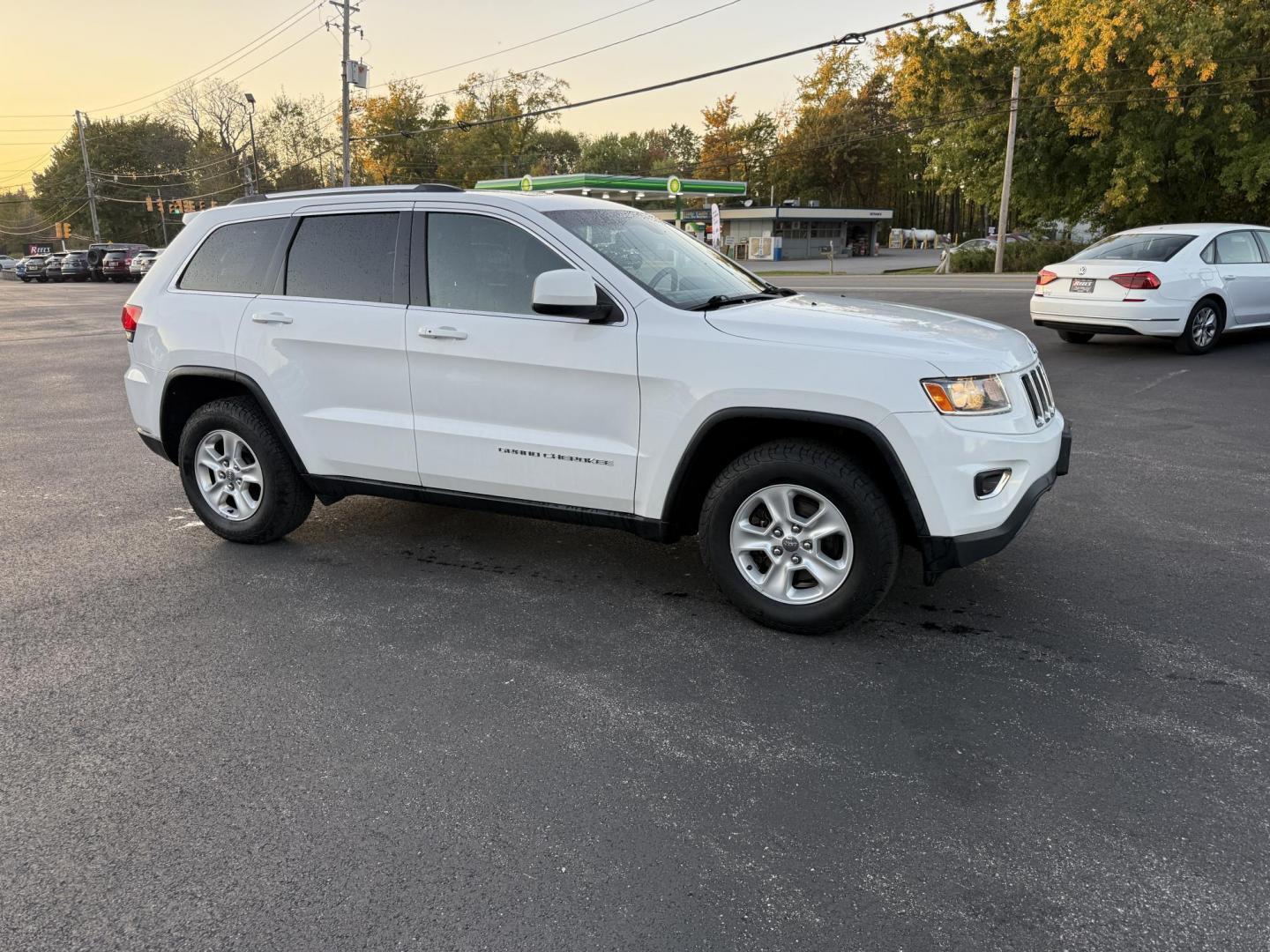 2014 White /Black Jeep Grand Cherokee Laredo 4WD (1C4RJFAG1EC) with an 3.6L V6 DOHC 24V FFV engine, 8-Speed Automatic transmission, located at 11115 Chardon Rd. , Chardon, OH, 44024, (440) 214-9705, 41.580246, -81.241943 - This 2014 Jeep Grand Cherokee Laredo 4WD delivers a great mix of capability, efficiency, and comfort. Powered by the reliable 3.6L Pentastar V6 engine paired with an 8-speed automatic transmission, it offers smooth performance and up to 24 MPG on the highway. With 4WD and a 3,500-pound towing capaci - Photo#3