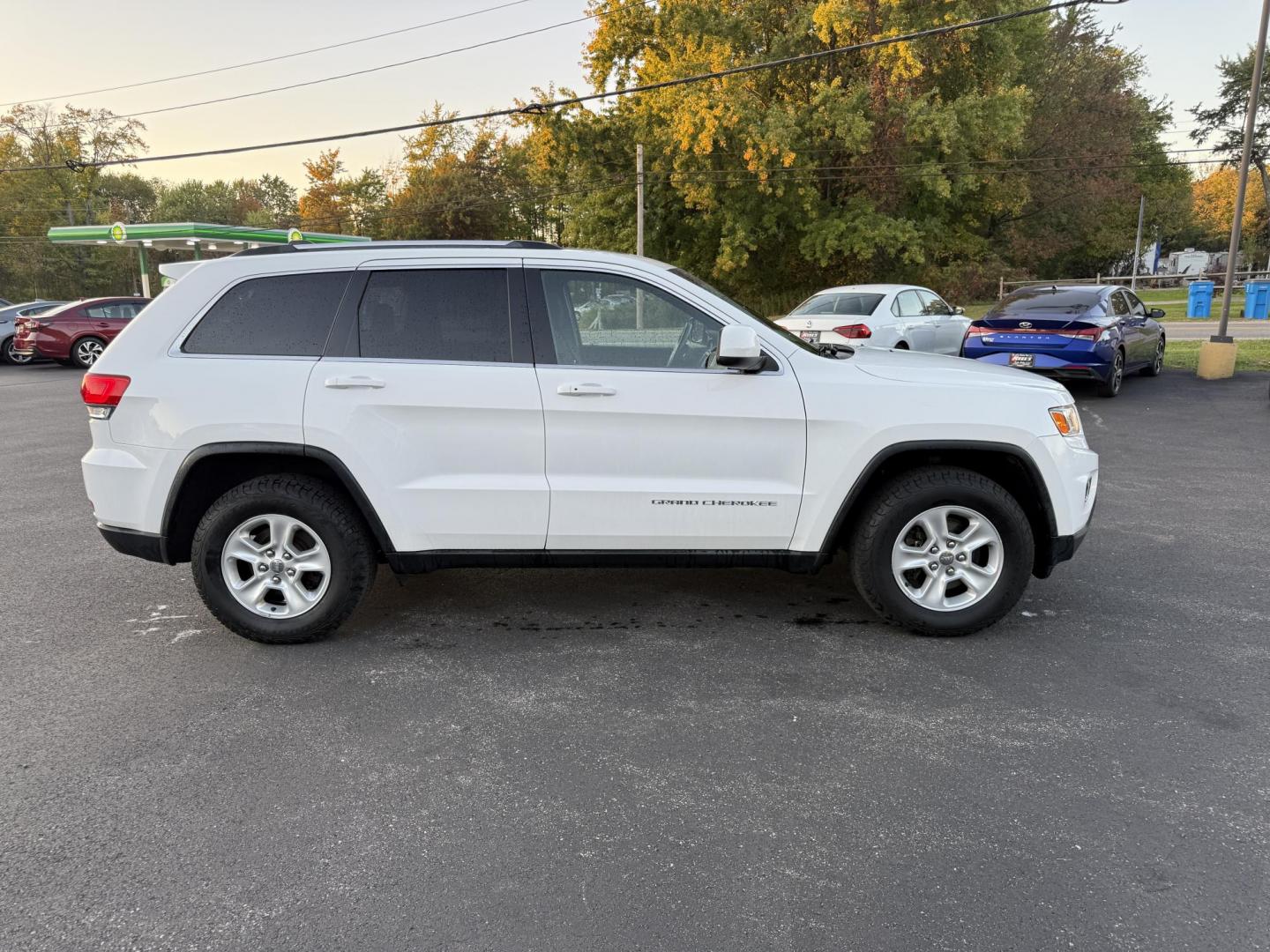 2014 White /Black Jeep Grand Cherokee Laredo 4WD (1C4RJFAG1EC) with an 3.6L V6 DOHC 24V FFV engine, 8-Speed Automatic transmission, located at 11115 Chardon Rd. , Chardon, OH, 44024, (440) 214-9705, 41.580246, -81.241943 - This 2014 Jeep Grand Cherokee Laredo 4WD delivers a great mix of capability, efficiency, and comfort. Powered by the reliable 3.6L Pentastar V6 engine paired with an 8-speed automatic transmission, it offers smooth performance and up to 24 MPG on the highway. With 4WD and a 3,500-pound towing capaci - Photo#5