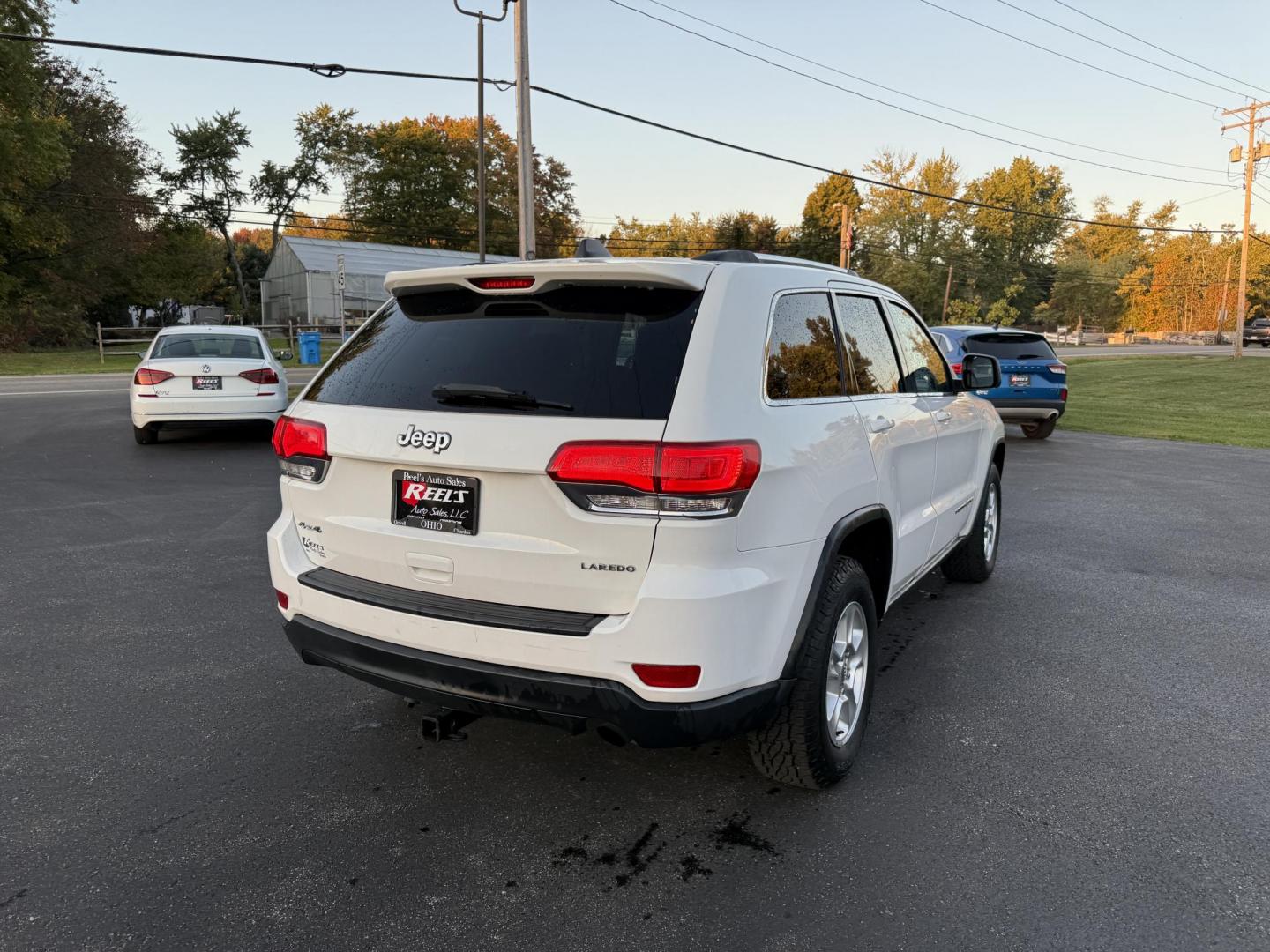 2014 White /Black Jeep Grand Cherokee Laredo 4WD (1C4RJFAG1EC) with an 3.6L V6 DOHC 24V FFV engine, 8-Speed Automatic transmission, located at 11115 Chardon Rd. , Chardon, OH, 44024, (440) 214-9705, 41.580246, -81.241943 - This 2014 Jeep Grand Cherokee Laredo 4WD delivers a great mix of capability, efficiency, and comfort. Powered by the reliable 3.6L Pentastar V6 engine paired with an 8-speed automatic transmission, it offers smooth performance and up to 24 MPG on the highway. With 4WD and a 3,500-pound towing capaci - Photo#7