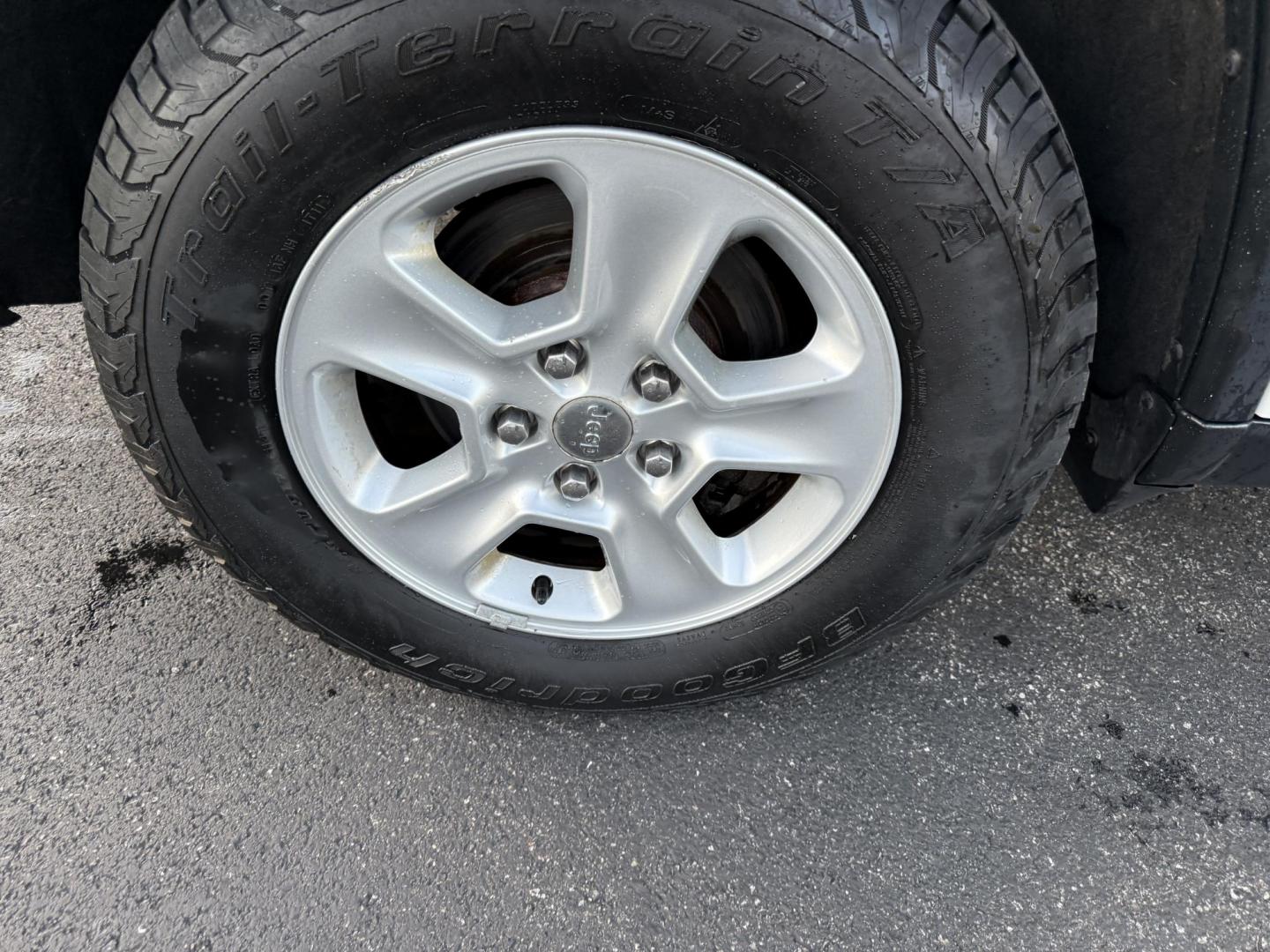 2014 White /Black Jeep Grand Cherokee Laredo 4WD (1C4RJFAG1EC) with an 3.6L V6 DOHC 24V FFV engine, 8-Speed Automatic transmission, located at 11115 Chardon Rd. , Chardon, OH, 44024, (440) 214-9705, 41.580246, -81.241943 - This 2014 Jeep Grand Cherokee Laredo 4WD delivers a great mix of capability, efficiency, and comfort. Powered by the reliable 3.6L Pentastar V6 engine paired with an 8-speed automatic transmission, it offers smooth performance and up to 24 MPG on the highway. With 4WD and a 3,500-pound towing capaci - Photo#6