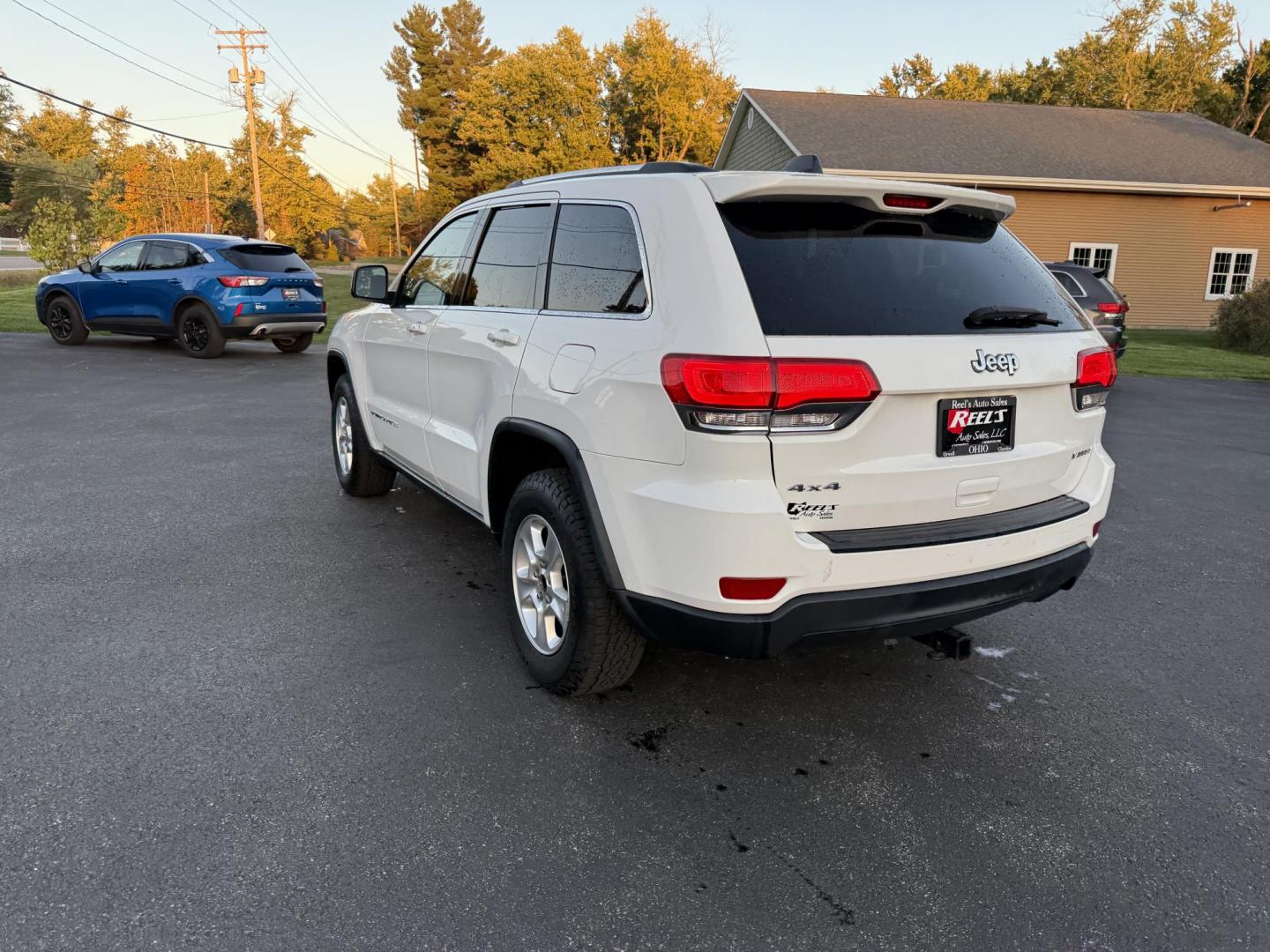 2014 White /Black Jeep Grand Cherokee Laredo 4WD (1C4RJFAG1EC) with an 3.6L V6 DOHC 24V FFV engine, 8-Speed Automatic transmission, located at 11115 Chardon Rd. , Chardon, OH, 44024, (440) 214-9705, 41.580246, -81.241943 - This 2014 Jeep Grand Cherokee Laredo 4WD delivers a great mix of capability, efficiency, and comfort. Powered by the reliable 3.6L Pentastar V6 engine paired with an 8-speed automatic transmission, it offers smooth performance and up to 24 MPG on the highway. With 4WD and a 3,500-pound towing capaci - Photo#9