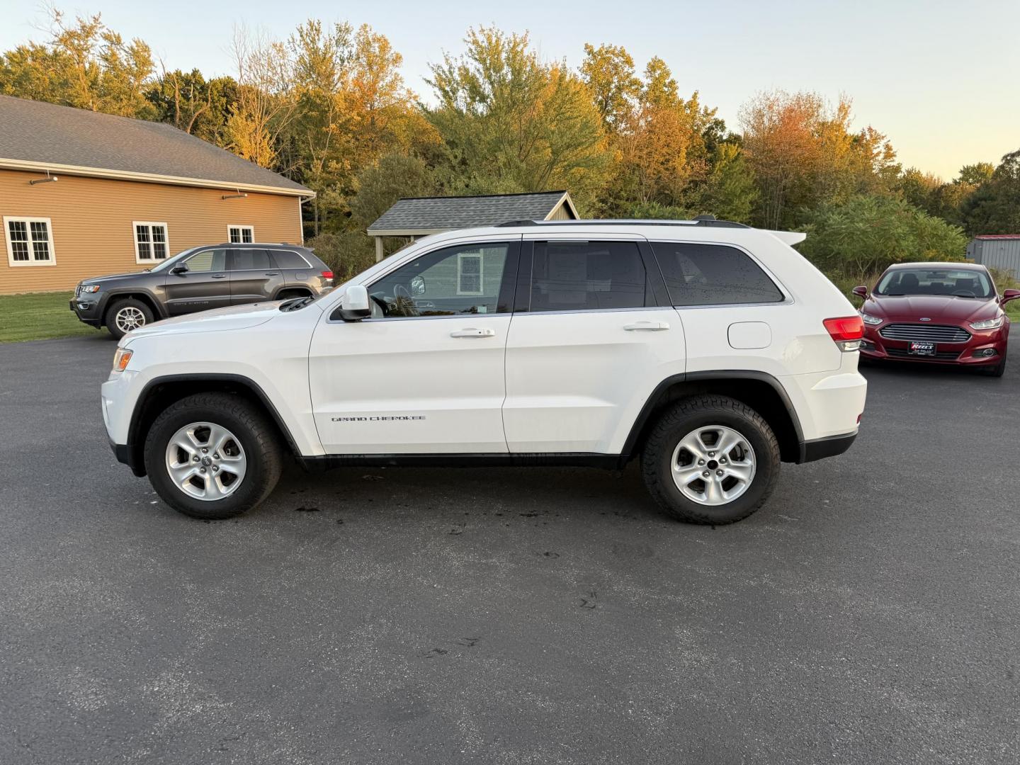 2014 White /Black Jeep Grand Cherokee Laredo 4WD (1C4RJFAG1EC) with an 3.6L V6 DOHC 24V FFV engine, 8-Speed Automatic transmission, located at 11115 Chardon Rd. , Chardon, OH, 44024, (440) 214-9705, 41.580246, -81.241943 - This 2014 Jeep Grand Cherokee Laredo 4WD delivers a great mix of capability, efficiency, and comfort. Powered by the reliable 3.6L Pentastar V6 engine paired with an 8-speed automatic transmission, it offers smooth performance and up to 24 MPG on the highway. With 4WD and a 3,500-pound towing capaci - Photo#12