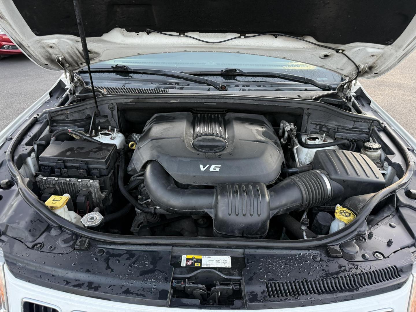 2014 White /Black Jeep Grand Cherokee Laredo 4WD (1C4RJFAG1EC) with an 3.6L V6 DOHC 24V FFV engine, 8-Speed Automatic transmission, located at 11115 Chardon Rd. , Chardon, OH, 44024, (440) 214-9705, 41.580246, -81.241943 - This 2014 Jeep Grand Cherokee Laredo 4WD delivers a great mix of capability, efficiency, and comfort. Powered by the reliable 3.6L Pentastar V6 engine paired with an 8-speed automatic transmission, it offers smooth performance and up to 24 MPG on the highway. With 4WD and a 3,500-pound towing capaci - Photo#14
