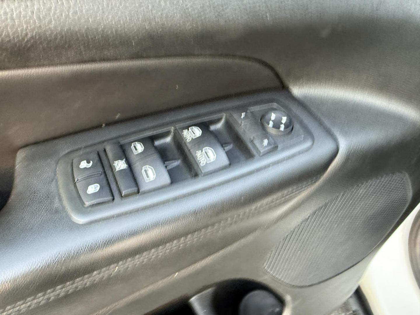 2014 White /Black Jeep Grand Cherokee Laredo 4WD (1C4RJFAG1EC) with an 3.6L V6 DOHC 24V FFV engine, 8-Speed Automatic transmission, located at 11115 Chardon Rd. , Chardon, OH, 44024, (440) 214-9705, 41.580246, -81.241943 - This 2014 Jeep Grand Cherokee Laredo 4WD delivers a great mix of capability, efficiency, and comfort. Powered by the reliable 3.6L Pentastar V6 engine paired with an 8-speed automatic transmission, it offers smooth performance and up to 24 MPG on the highway. With 4WD and a 3,500-pound towing capaci - Photo#17