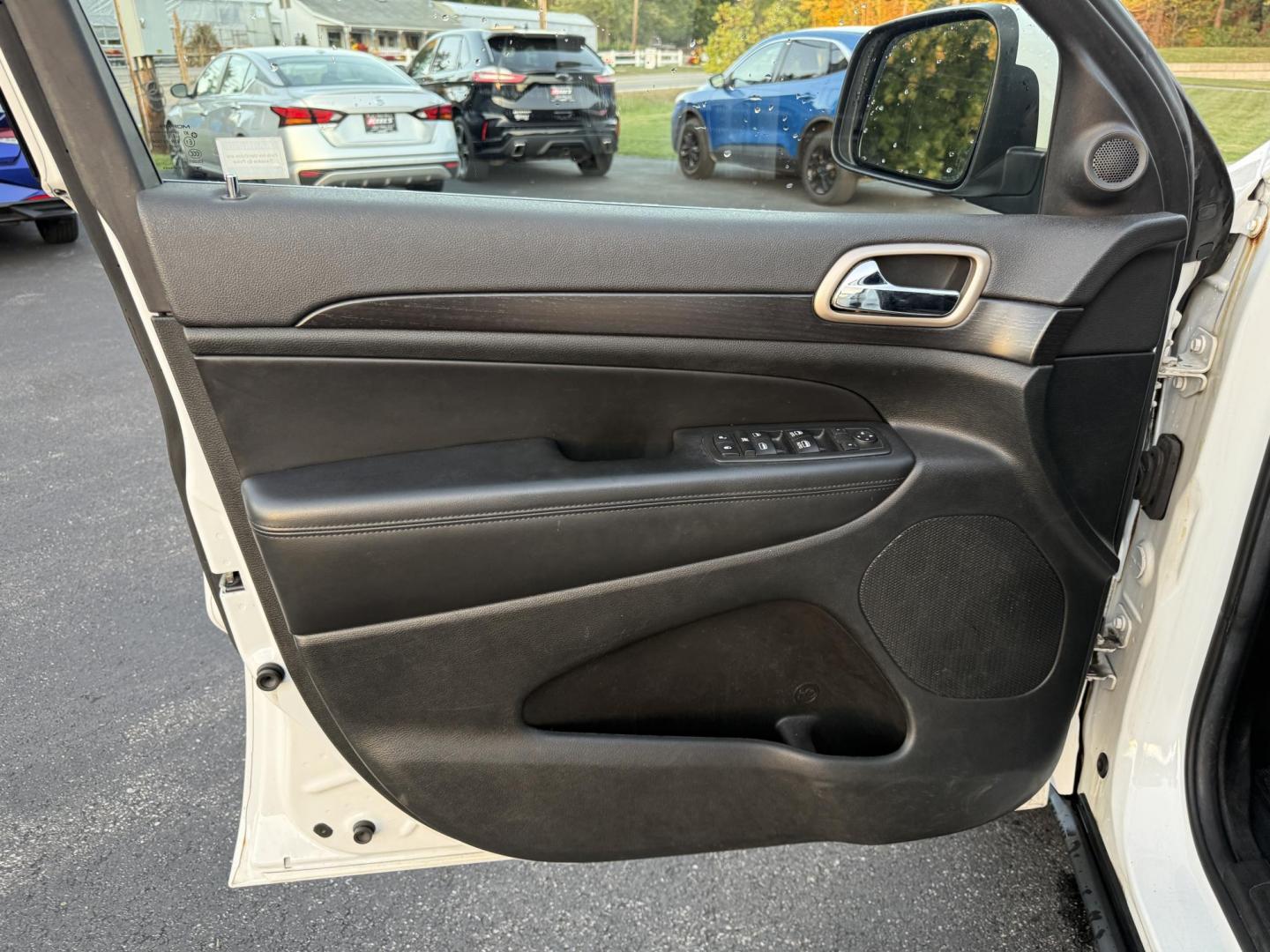 2014 White /Black Jeep Grand Cherokee Laredo 4WD (1C4RJFAG1EC) with an 3.6L V6 DOHC 24V FFV engine, 8-Speed Automatic transmission, located at 11115 Chardon Rd. , Chardon, OH, 44024, (440) 214-9705, 41.580246, -81.241943 - This 2014 Jeep Grand Cherokee Laredo 4WD delivers a great mix of capability, efficiency, and comfort. Powered by the reliable 3.6L Pentastar V6 engine paired with an 8-speed automatic transmission, it offers smooth performance and up to 24 MPG on the highway. With 4WD and a 3,500-pound towing capaci - Photo#16