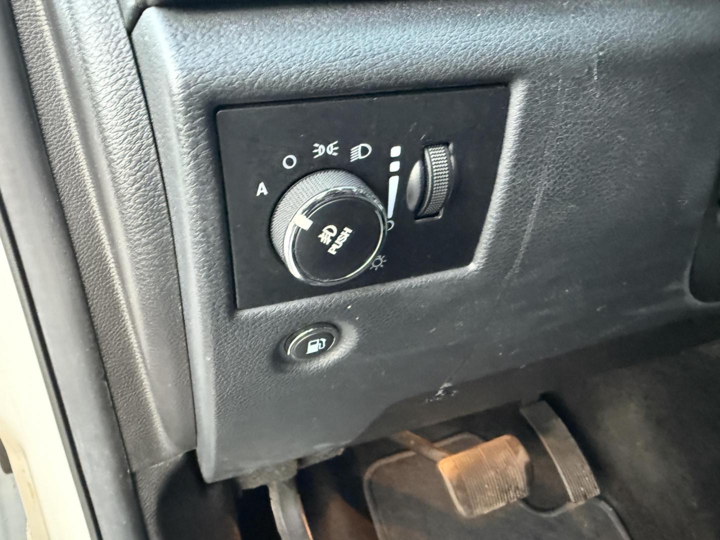 2014 White /Black Jeep Grand Cherokee Laredo 4WD (1C4RJFAG1EC) with an 3.6L V6 DOHC 24V FFV engine, 8-Speed Automatic transmission, located at 11115 Chardon Rd. , Chardon, OH, 44024, (440) 214-9705, 41.580246, -81.241943 - This 2014 Jeep Grand Cherokee Laredo 4WD delivers a great mix of capability, efficiency, and comfort. Powered by the reliable 3.6L Pentastar V6 engine paired with an 8-speed automatic transmission, it offers smooth performance and up to 24 MPG on the highway. With 4WD and a 3,500-pound towing capaci - Photo#21