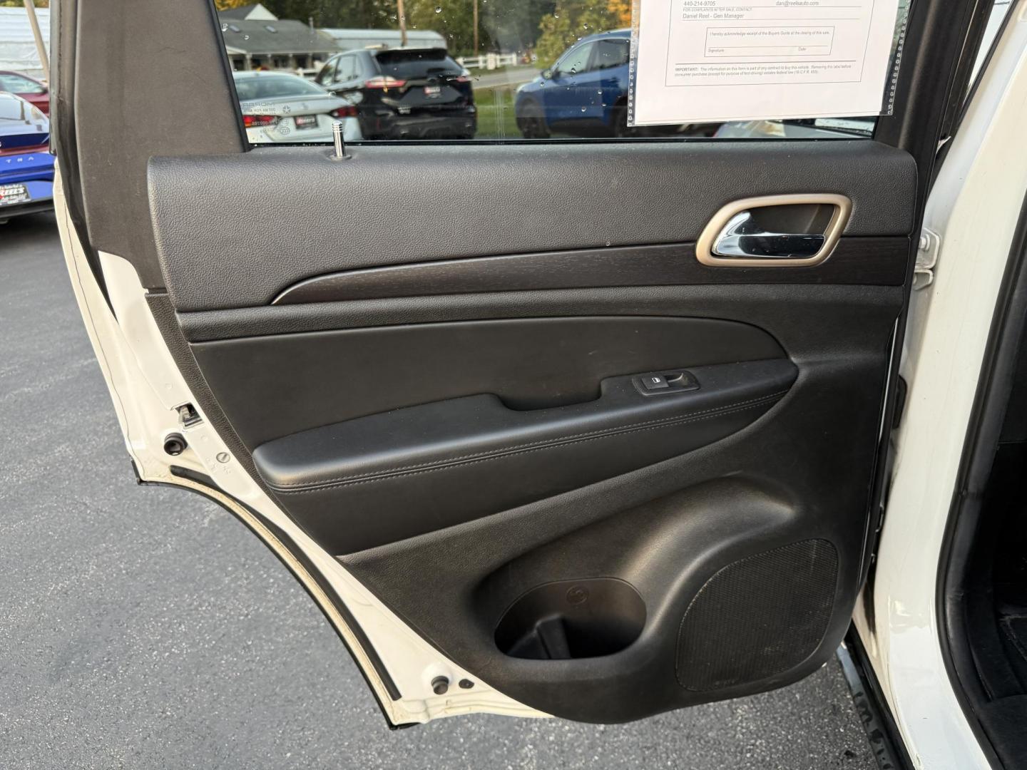 2014 White /Black Jeep Grand Cherokee Laredo 4WD (1C4RJFAG1EC) with an 3.6L V6 DOHC 24V FFV engine, 8-Speed Automatic transmission, located at 11115 Chardon Rd. , Chardon, OH, 44024, (440) 214-9705, 41.580246, -81.241943 - This 2014 Jeep Grand Cherokee Laredo 4WD delivers a great mix of capability, efficiency, and comfort. Powered by the reliable 3.6L Pentastar V6 engine paired with an 8-speed automatic transmission, it offers smooth performance and up to 24 MPG on the highway. With 4WD and a 3,500-pound towing capaci - Photo#31