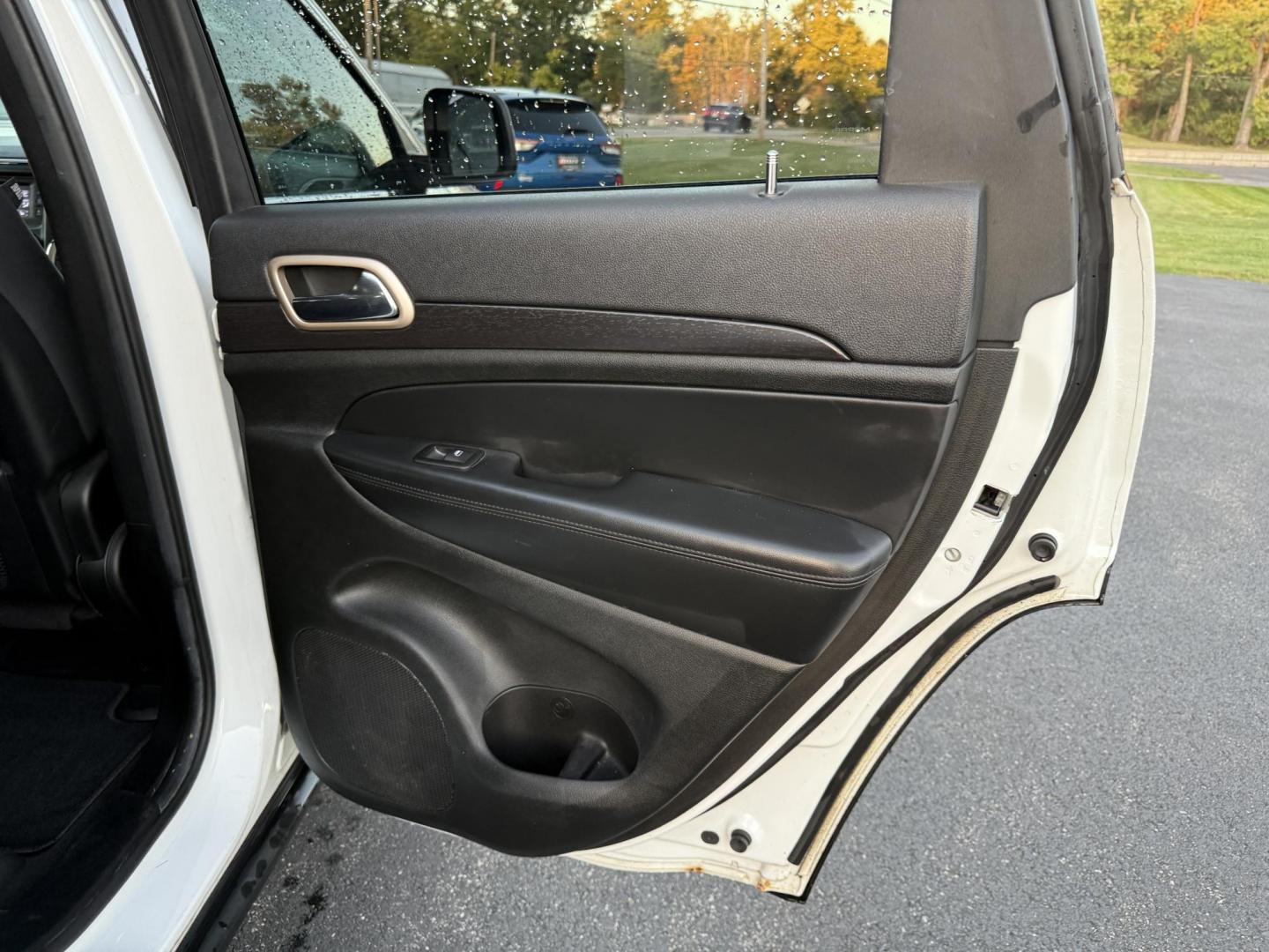 2014 White /Black Jeep Grand Cherokee Laredo 4WD (1C4RJFAG1EC) with an 3.6L V6 DOHC 24V FFV engine, 8-Speed Automatic transmission, located at 11115 Chardon Rd. , Chardon, OH, 44024, (440) 214-9705, 41.580246, -81.241943 - This 2014 Jeep Grand Cherokee Laredo 4WD delivers a great mix of capability, efficiency, and comfort. Powered by the reliable 3.6L Pentastar V6 engine paired with an 8-speed automatic transmission, it offers smooth performance and up to 24 MPG on the highway. With 4WD and a 3,500-pound towing capaci - Photo#38