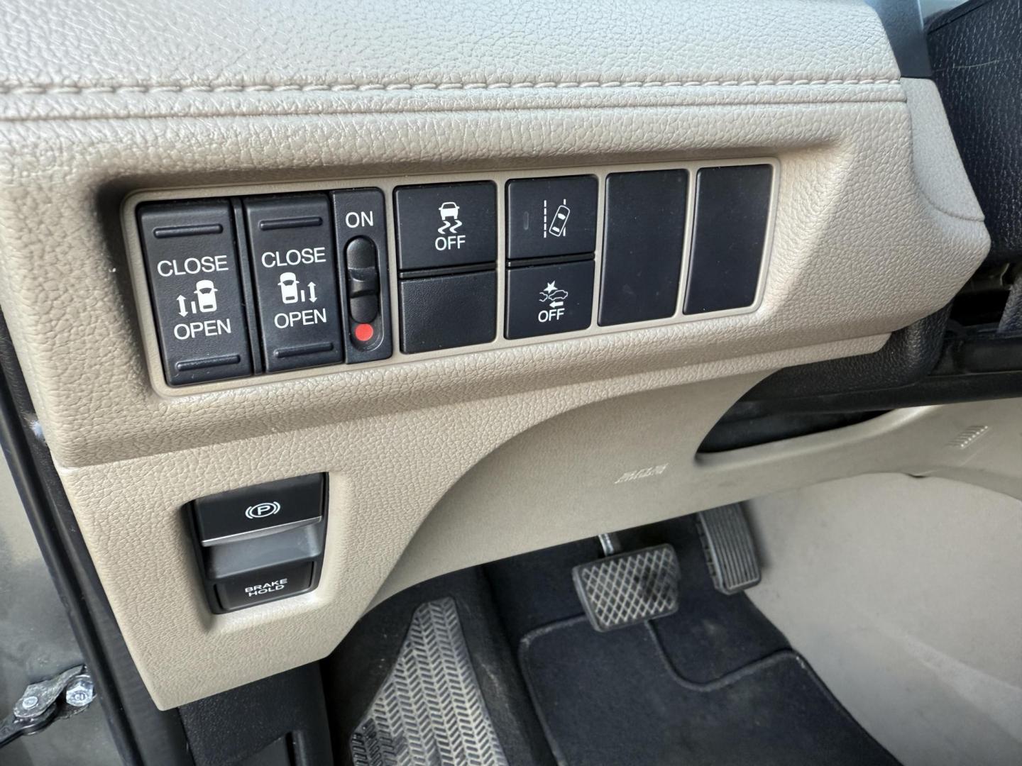 2019 Gray /Tan Honda Odyssey EX (5FNRL6H54KB) with an 3.5L V6 SOHC 24V engine, 9A transmission, located at 11115 Chardon Rd. , Chardon, OH, 44024, (440) 214-9705, 41.580246, -81.241943 - This 2019 Honda Odyssey EX is the ultimate family minivan, combining smart technology, advanced safety, and everyday comfort. Powered by a 3.5L Earth Dreams V6 engine and smooth 9-speed automatic transmission, it delivers up to 28 MPG on the highway for efficient road trips or daily drives. Inside, - Photo#18