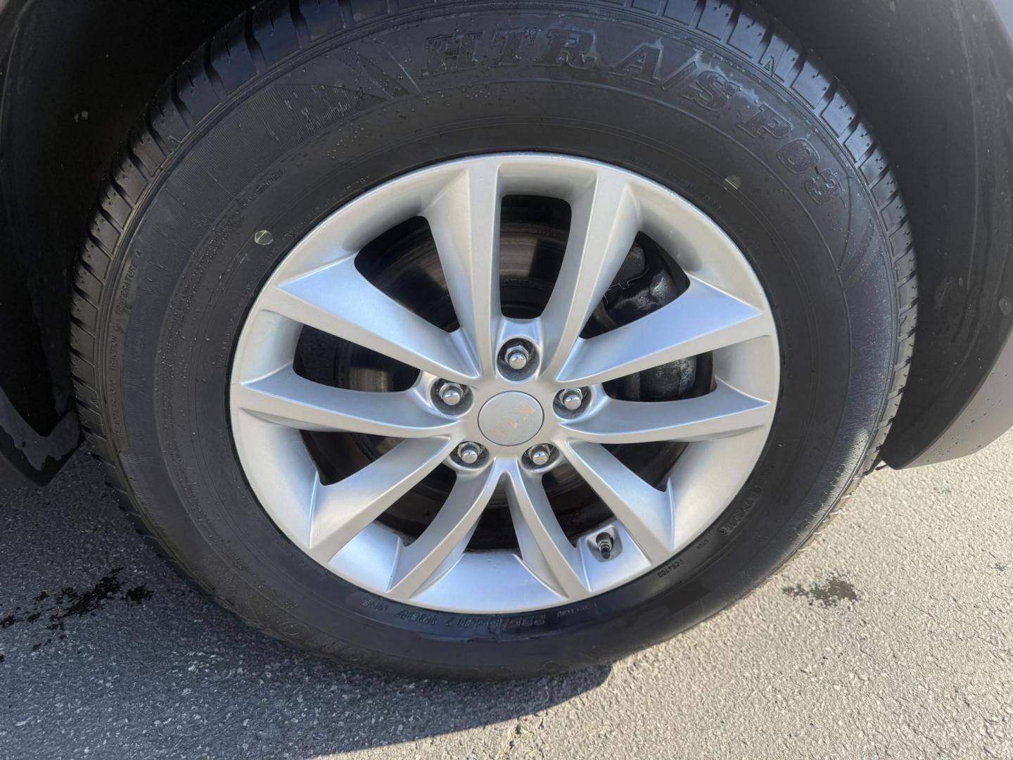 2017 Gray /Black Kia Sorento LX AWD (5XYPGDA32HG) with an 2.4L I4 DOHC 16V engine, 6A transmission, located at 547 E. Main St., Orwell, OH, 44076, (440) 437-5893, 41.535435, -80.847855 - Experience comfort, capability, and advanced technology with this 2017 Kia Sorento LX All-Wheel Drive! Powered by a fuel-efficient 2.4L GDI engine paired with a smooth 6-speed automatic transmission, the Sorento delivers confident performance and up to 25 MPG on the highway. The locking center diffe - Photo#4