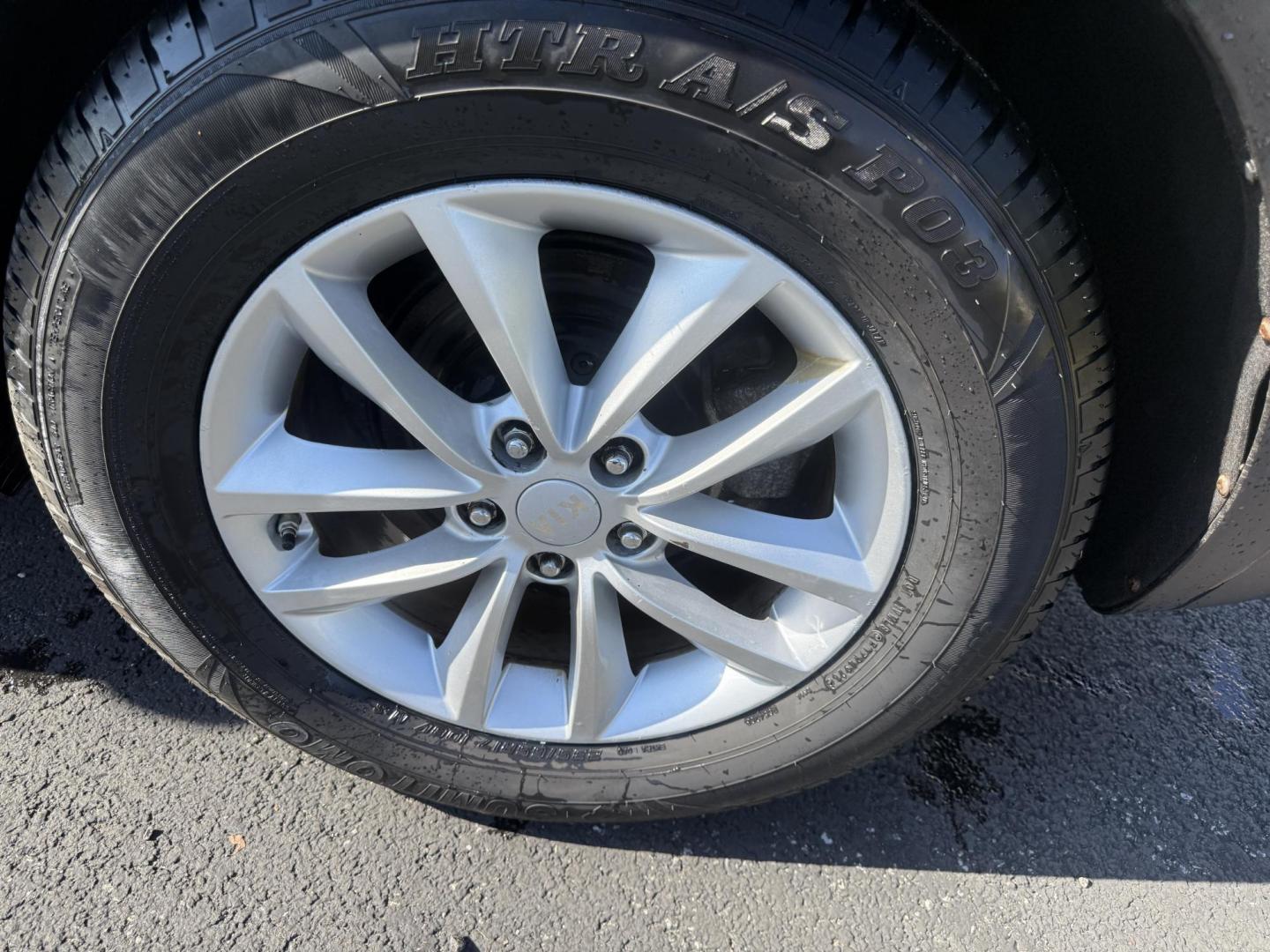 2017 Gray /Black Kia Sorento LX AWD (5XYPGDA32HG) with an 2.4L I4 DOHC 16V engine, 6A transmission, located at 547 E. Main St., Orwell, OH, 44076, (440) 437-5893, 41.535435, -80.847855 - Experience comfort, capability, and advanced technology with this 2017 Kia Sorento LX All-Wheel Drive! Powered by a fuel-efficient 2.4L GDI engine paired with a smooth 6-speed automatic transmission, the Sorento delivers confident performance and up to 25 MPG on the highway. The locking center diffe - Photo#11
