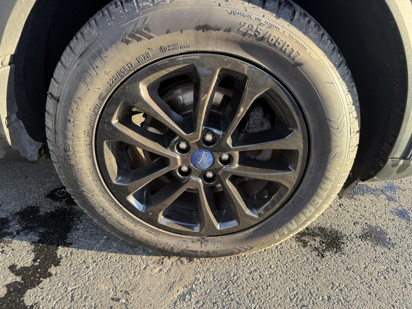 2022 Gray /Gray Ford Escape SE AWD (1FMCU9G6XNU) with an 1.5L I3 DOHC 16V TURBO engine, 8-Speed Automatic transmission, located at 547 E. Main St., Orwell, OH, 44076, (440) 437-5893, 41.535435, -80.847855 - Experience modern versatility and comfort with this 2022 Ford Escape SE 4WD. Powered by an efficient turbocharged EcoBoost engine and 8-speed automatic transmission, this SUV offers impressive fuel economy—up to 31 MPG on the highway. The well-equipped interior features heated front seats, a heate - Photo#4