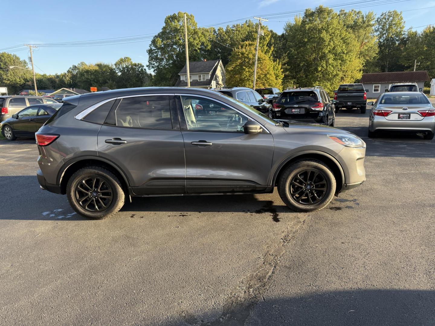 2022 Gray /Gray Ford Escape SE AWD (1FMCU9G6XNU) with an 1.5L I3 DOHC 16V TURBO engine, 8-Speed Automatic transmission, located at 547 E. Main St., Orwell, OH, 44076, (440) 437-5893, 41.535435, -80.847855 - Experience modern versatility and comfort with this 2022 Ford Escape SE 4WD. Powered by an efficient turbocharged EcoBoost engine and 8-speed automatic transmission, this SUV offers impressive fuel economy—up to 31 MPG on the highway. The well-equipped interior features heated front seats, a heate - Photo#5