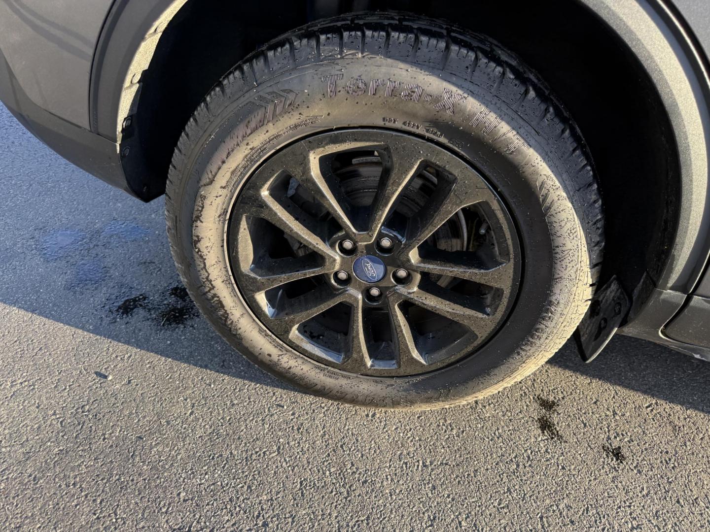 2022 Gray /Gray Ford Escape SE AWD (1FMCU9G6XNU) with an 1.5L I3 DOHC 16V TURBO engine, 8-Speed Automatic transmission, located at 547 E. Main St., Orwell, OH, 44076, (440) 437-5893, 41.535435, -80.847855 - Experience modern versatility and comfort with this 2022 Ford Escape SE 4WD. Powered by an efficient turbocharged EcoBoost engine and 8-speed automatic transmission, this SUV offers impressive fuel economy—up to 31 MPG on the highway. The well-equipped interior features heated front seats, a heate - Photo#6