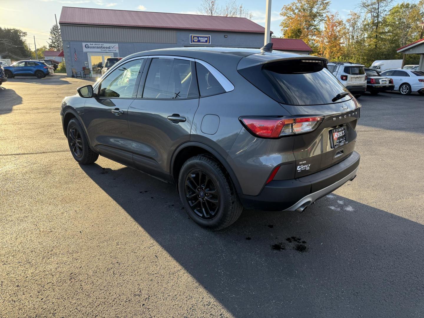 2022 Gray /Gray Ford Escape SE AWD (1FMCU9G6XNU) with an 1.5L I3 DOHC 16V TURBO engine, 8-Speed Automatic transmission, located at 547 E. Main St., Orwell, OH, 44076, (440) 437-5893, 41.535435, -80.847855 - Experience modern versatility and comfort with this 2022 Ford Escape SE 4WD. Powered by an efficient turbocharged EcoBoost engine and 8-speed automatic transmission, this SUV offers impressive fuel economy—up to 31 MPG on the highway. The well-equipped interior features heated front seats, a heate - Photo#9