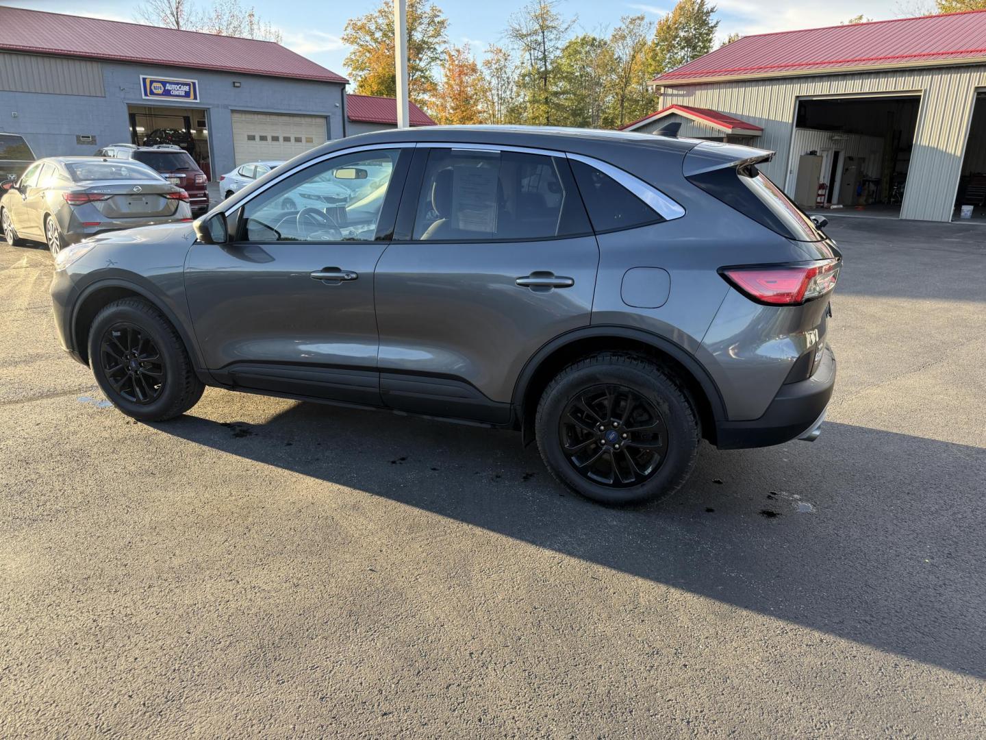 2022 Gray /Gray Ford Escape SE AWD (1FMCU9G6XNU) with an 1.5L I3 DOHC 16V TURBO engine, 8-Speed Automatic transmission, located at 547 E. Main St., Orwell, OH, 44076, (440) 437-5893, 41.535435, -80.847855 - Experience modern versatility and comfort with this 2022 Ford Escape SE 4WD. Powered by an efficient turbocharged EcoBoost engine and 8-speed automatic transmission, this SUV offers impressive fuel economy—up to 31 MPG on the highway. The well-equipped interior features heated front seats, a heate - Photo#10