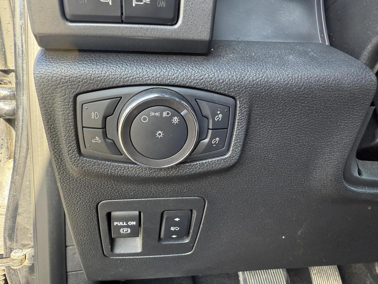 2018 Black /Black Ford F-150 XLT SuperCrew 6.5-ft. Bed 4WD (1FTFW1E58JK) with an 5.0L V8 OHV 16V engine, 10 Speed Auto transmission, located at 11115 Chardon Rd. , Chardon, OH, 44024, (440) 214-9705, 41.580246, -81.241943 - Take on any job or adventure with this 2018 Ford F-150 XLT 4WD Crew Cab, featuring a powerful 5.0L Coyote V8 engine and 10-speed automatic transmission. Equipped with the FX4 Off-Road Package, 3.73 gearing, locking rear differential, and a 36-gallon extended range fuel tank, this truck is built for - Photo#19
