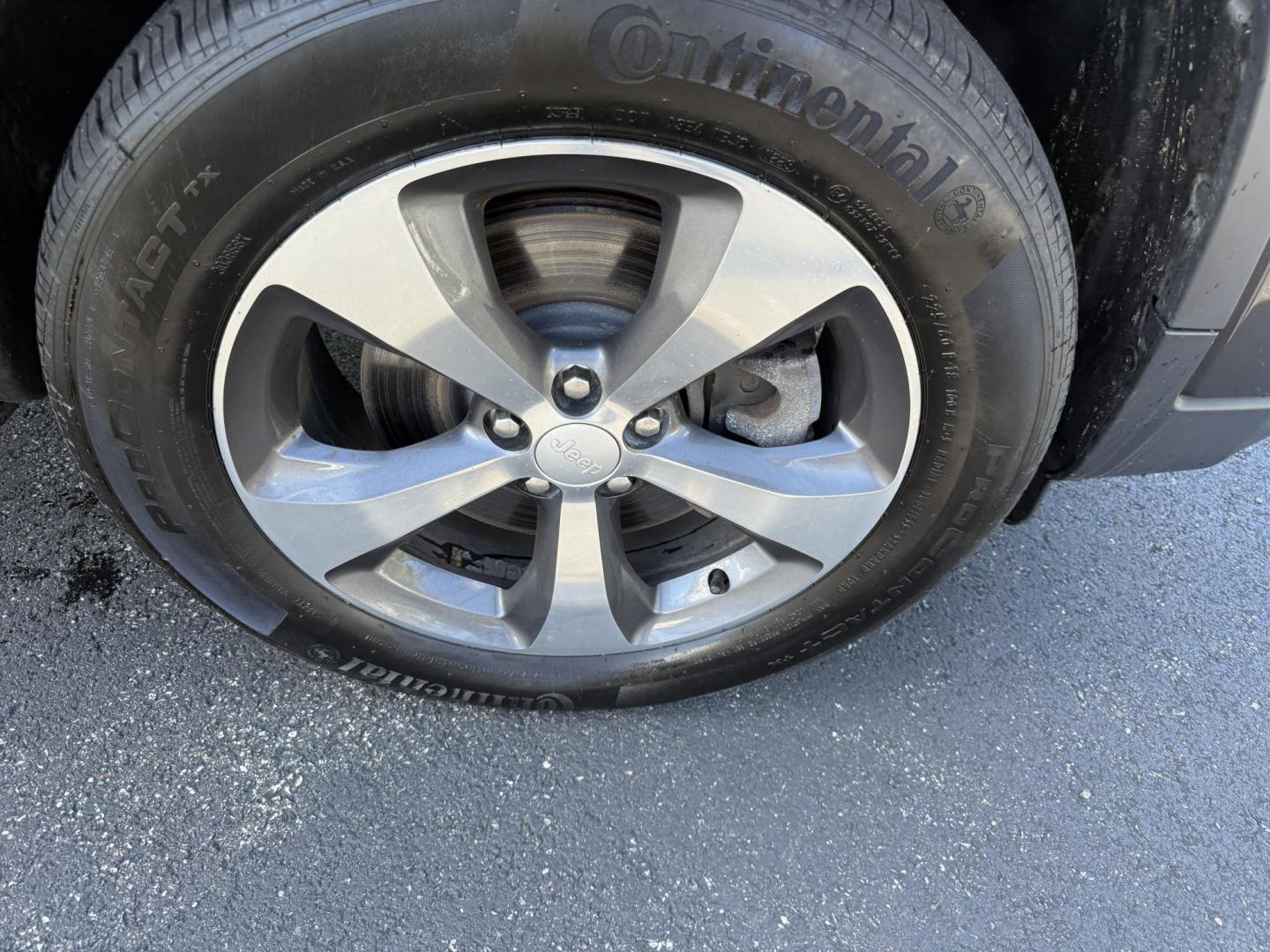 2019 Gray /Black Jeep Cherokee Limited 4WD (1C4PJMDX9KD) with an 3.2L V6 DOHC 24V engine, 9A transmission, located at 11115 Chardon Rd. , Chardon, OH, 44024, (440) 214-9705, 41.580246, -81.241943 - Experience refined capability with this 2019 Jeep Cherokee Limited 4WD. Powered by a robust 3.2L V6 engine and smooth 9-speed automatic transmission, this SUV delivers confident performance and up to 27 MPG on the highway. The upscale leather interior features heated front seats, dual-zone automatic - Photo#4