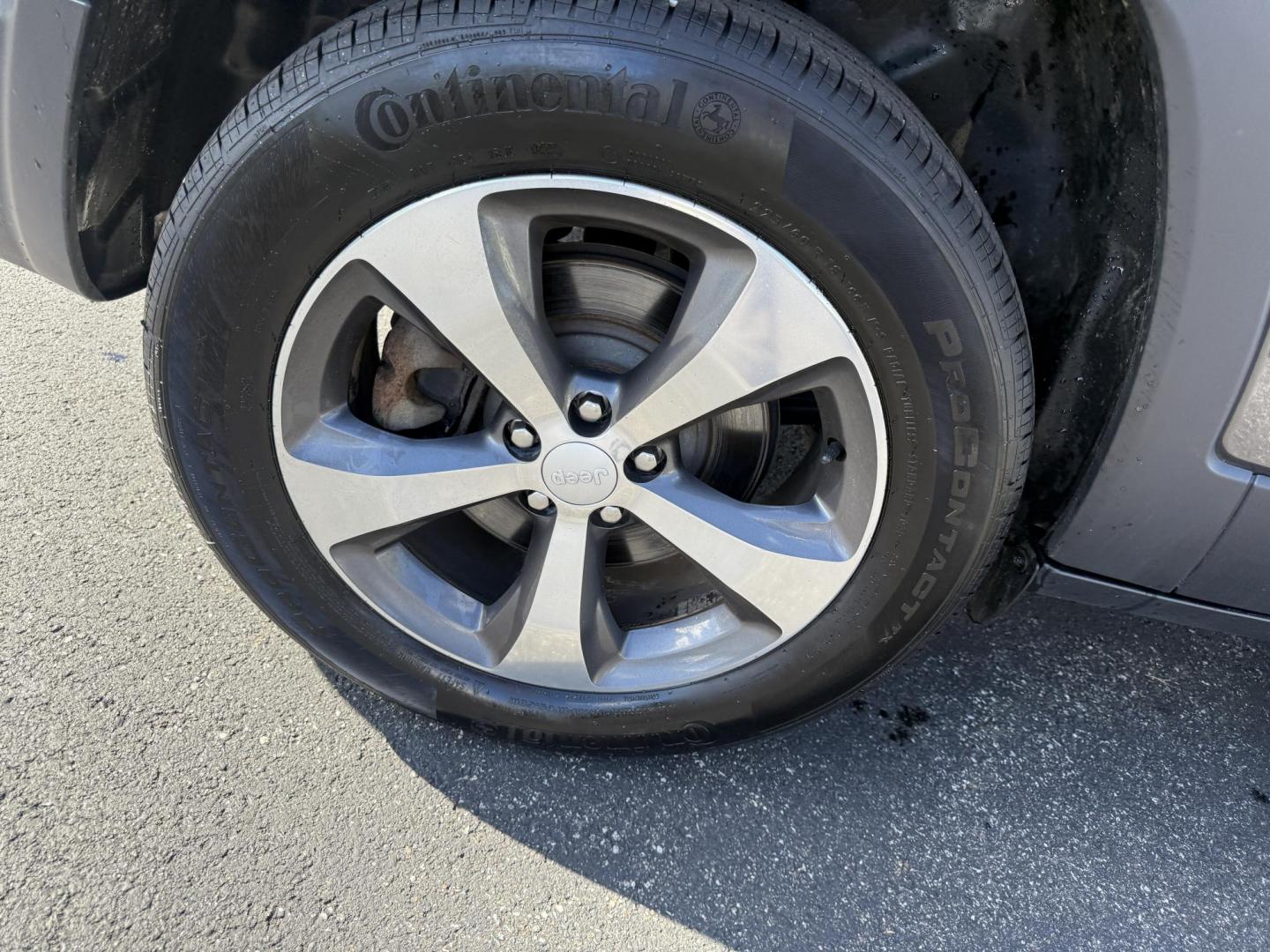 2019 Gray /Black Jeep Cherokee Limited 4WD (1C4PJMDX9KD) with an 3.2L V6 DOHC 24V engine, 9A transmission, located at 11115 Chardon Rd. , Chardon, OH, 44024, (440) 214-9705, 41.580246, -81.241943 - Experience refined capability with this 2019 Jeep Cherokee Limited 4WD. Powered by a robust 3.2L V6 engine and smooth 9-speed automatic transmission, this SUV delivers confident performance and up to 27 MPG on the highway. The upscale leather interior features heated front seats, dual-zone automatic - Photo#6