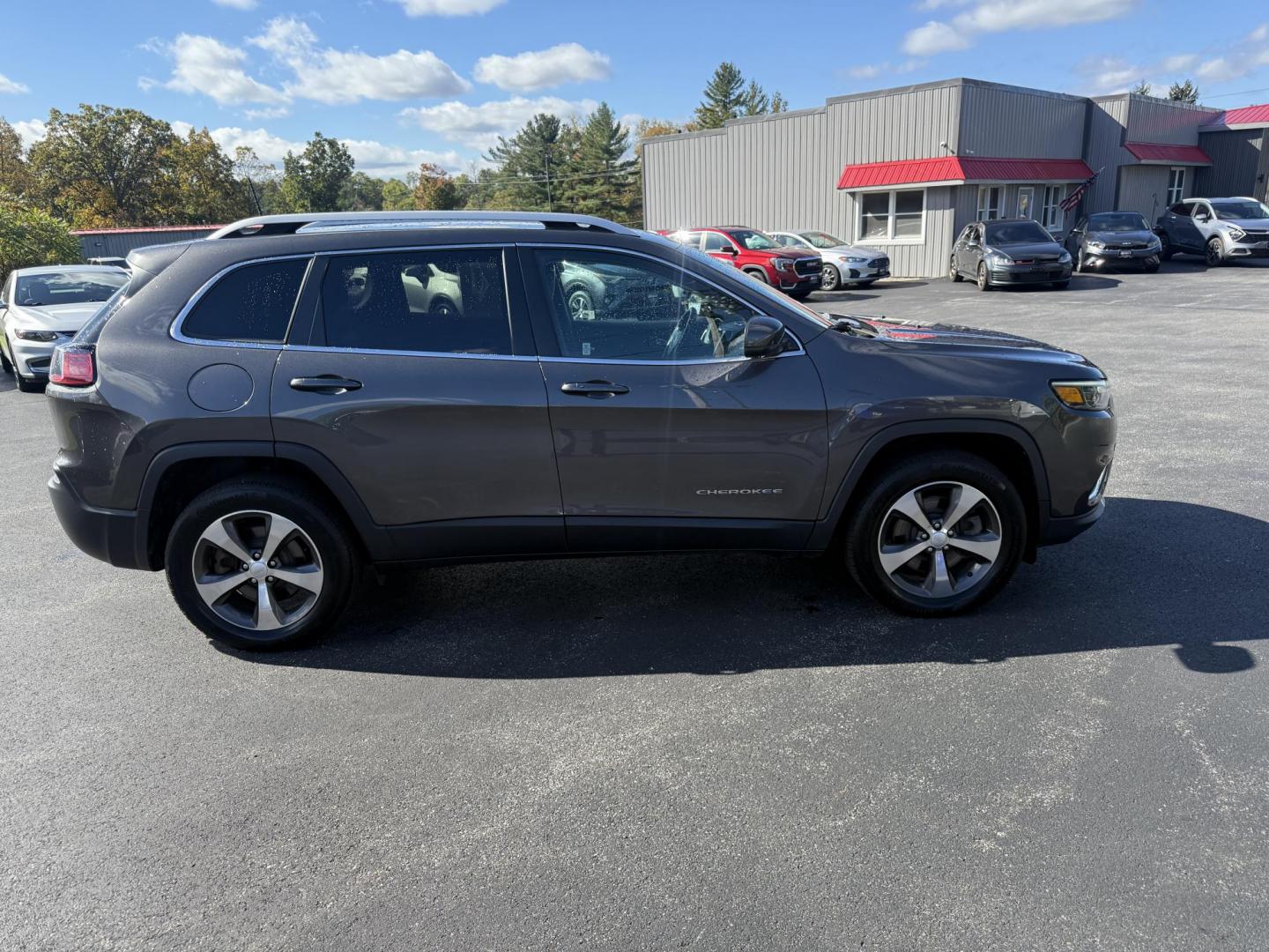 2019 Gray /Black Jeep Cherokee Limited 4WD (1C4PJMDX9KD) with an 3.2L V6 DOHC 24V engine, 9A transmission, located at 11115 Chardon Rd. , Chardon, OH, 44024, (440) 214-9705, 41.580246, -81.241943 - Experience refined capability with this 2019 Jeep Cherokee Limited 4WD. Powered by a robust 3.2L V6 engine and smooth 9-speed automatic transmission, this SUV delivers confident performance and up to 27 MPG on the highway. The upscale leather interior features heated front seats, dual-zone automatic - Photo#5