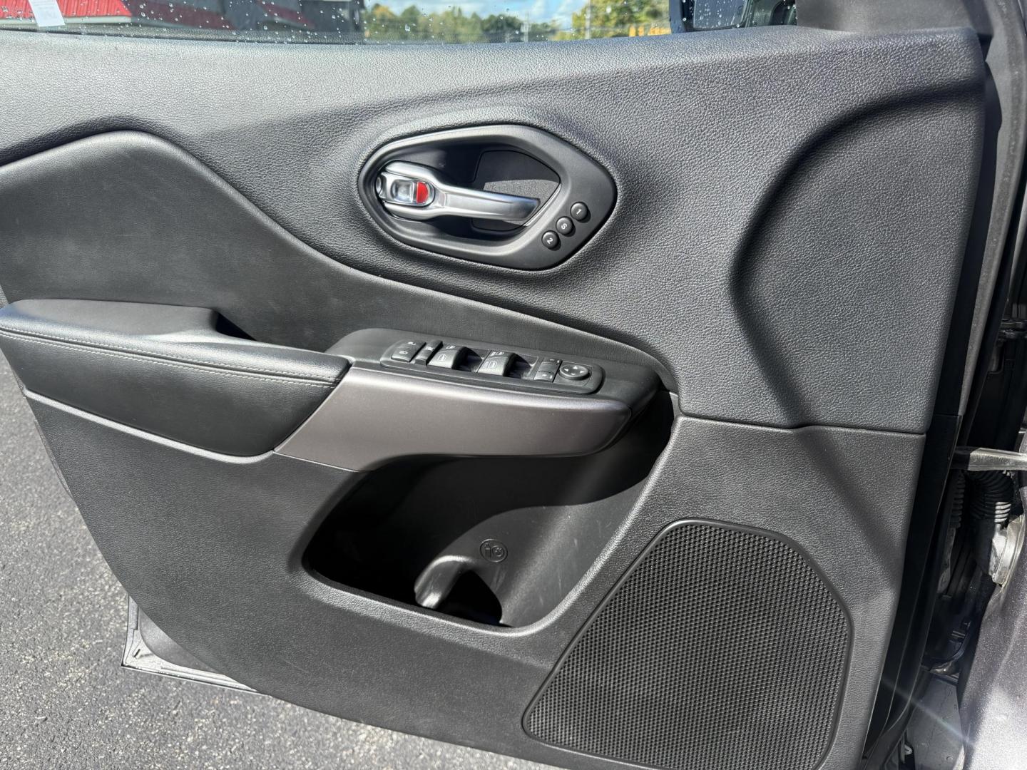 2019 Gray /Black Jeep Cherokee Limited 4WD (1C4PJMDX9KD) with an 3.2L V6 DOHC 24V engine, 9A transmission, located at 11115 Chardon Rd. , Chardon, OH, 44024, (440) 214-9705, 41.580246, -81.241943 - Experience refined capability with this 2019 Jeep Cherokee Limited 4WD. Powered by a robust 3.2L V6 engine and smooth 9-speed automatic transmission, this SUV delivers confident performance and up to 27 MPG on the highway. The upscale leather interior features heated front seats, dual-zone automatic - Photo#18