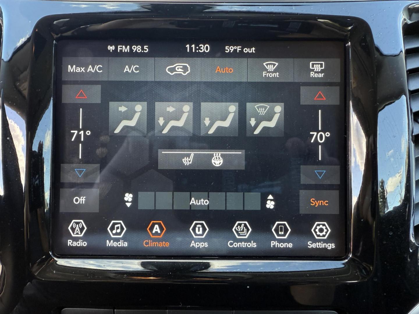 2019 Gray /Black Jeep Cherokee Limited 4WD (1C4PJMDX9KD) with an 3.2L V6 DOHC 24V engine, 9A transmission, located at 11115 Chardon Rd. , Chardon, OH, 44024, (440) 214-9705, 41.580246, -81.241943 - Experience refined capability with this 2019 Jeep Cherokee Limited 4WD. Powered by a robust 3.2L V6 engine and smooth 9-speed automatic transmission, this SUV delivers confident performance and up to 27 MPG on the highway. The upscale leather interior features heated front seats, dual-zone automatic - Photo#27