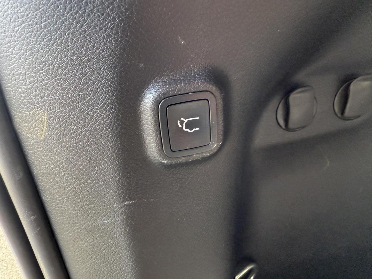 2019 Gray /Black Jeep Cherokee Limited 4WD (1C4PJMDX9KD) with an 3.2L V6 DOHC 24V engine, 9A transmission, located at 11115 Chardon Rd. , Chardon, OH, 44024, (440) 214-9705, 41.580246, -81.241943 - Experience refined capability with this 2019 Jeep Cherokee Limited 4WD. Powered by a robust 3.2L V6 engine and smooth 9-speed automatic transmission, this SUV delivers confident performance and up to 27 MPG on the highway. The upscale leather interior features heated front seats, dual-zone automatic - Photo#44