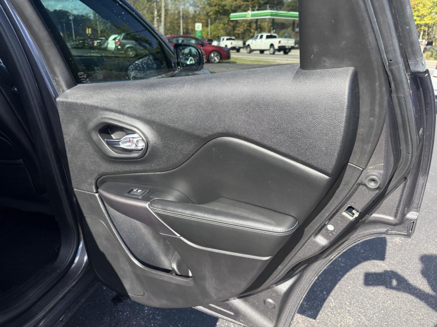 2019 Gray /Black Jeep Cherokee Limited 4WD (1C4PJMDX9KD) with an 3.2L V6 DOHC 24V engine, 9A transmission, located at 11115 Chardon Rd. , Chardon, OH, 44024, (440) 214-9705, 41.580246, -81.241943 - Experience refined capability with this 2019 Jeep Cherokee Limited 4WD. Powered by a robust 3.2L V6 engine and smooth 9-speed automatic transmission, this SUV delivers confident performance and up to 27 MPG on the highway. The upscale leather interior features heated front seats, dual-zone automatic - Photo#48
