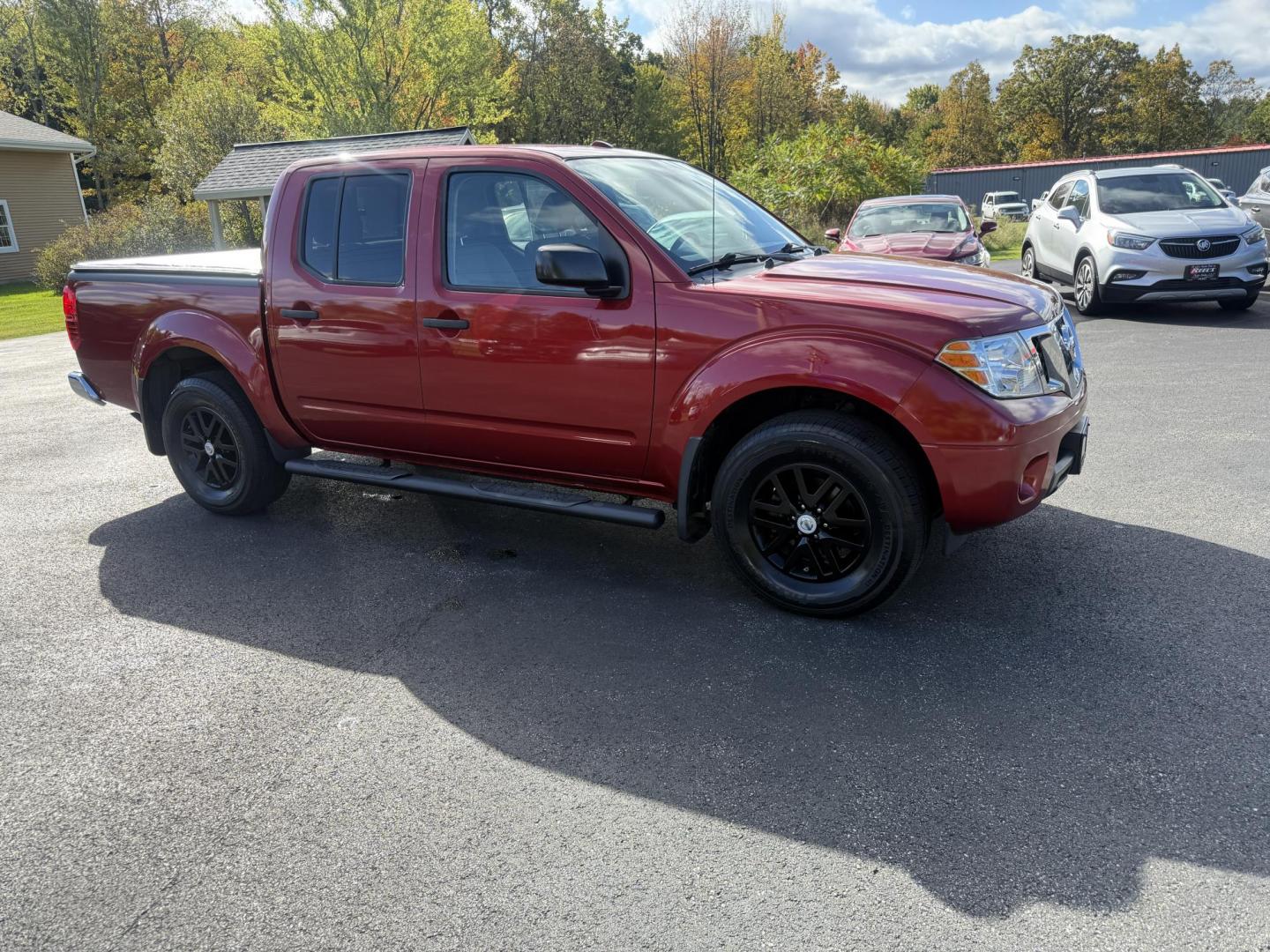2016 Red /Gray Nissan Frontier SV Crew Cab 5AT 4WD (1N6AD0EV0GN) with an 4.0L V6 DOHC 24V engine, 5A transmission, located at 11115 Chardon Rd. , Chardon, OH, 44024, (440) 214-9705, 41.580246, -81.241943 - Tackle any job or adventure with this 2016 Nissan Frontier SV Crew Cab. Powered by a reliable 4.0L V6 engine and 5-speed automatic transmission, this truck offers a strong 6,300-pound towing capacity and is equipped with a Dana 44 rear axle for added durability. Enjoy added confidence on any terrain - Photo#3