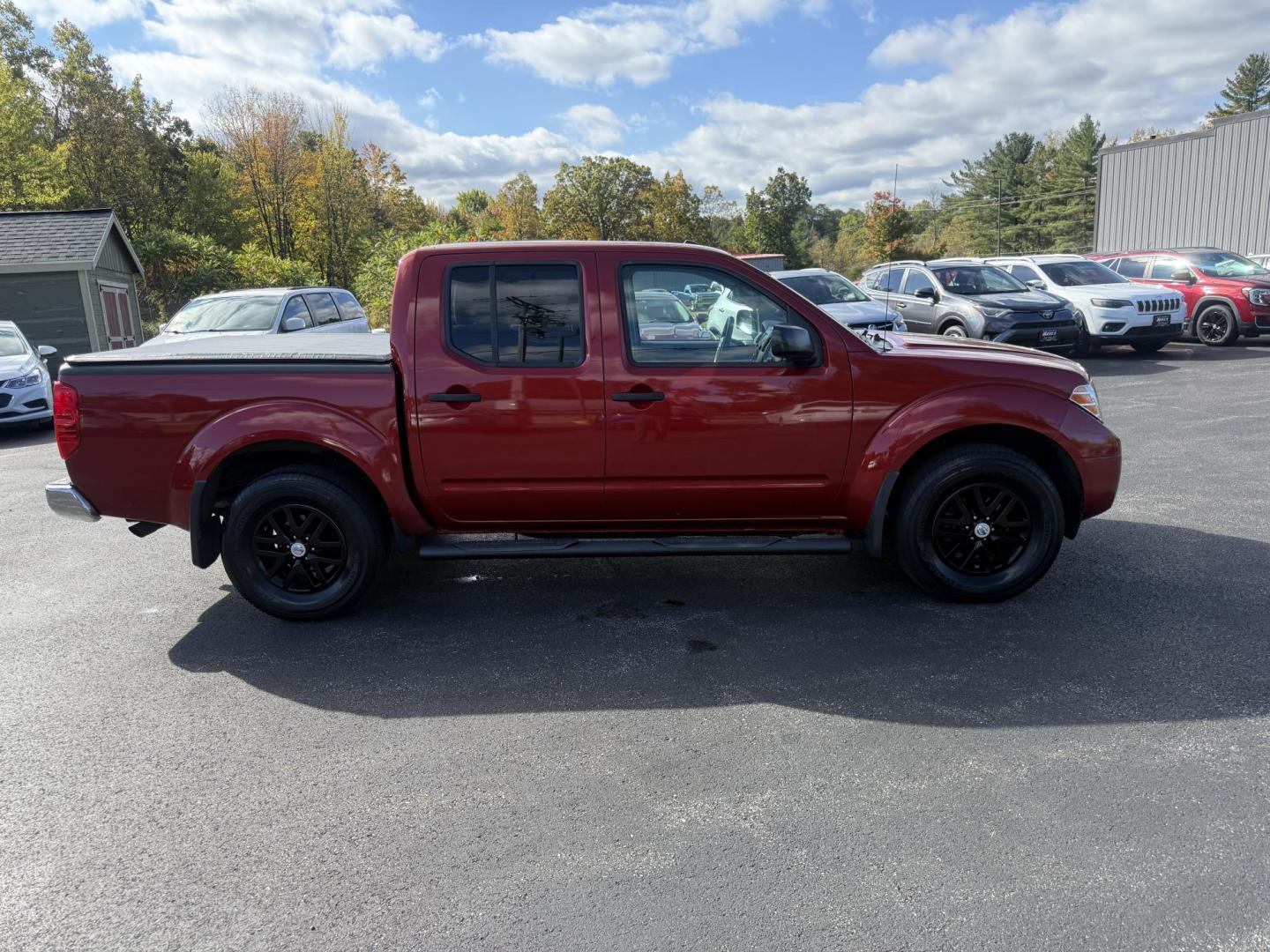 2016 Red /Gray Nissan Frontier SV Crew Cab 5AT 4WD (1N6AD0EV0GN) with an 4.0L V6 DOHC 24V engine, 5A transmission, located at 11115 Chardon Rd. , Chardon, OH, 44024, (440) 214-9705, 41.580246, -81.241943 - Tackle any job or adventure with this 2016 Nissan Frontier SV Crew Cab. Powered by a reliable 4.0L V6 engine and 5-speed automatic transmission, this truck offers a strong 6,300-pound towing capacity and is equipped with a Dana 44 rear axle for added durability. Enjoy added confidence on any terrain - Photo#5