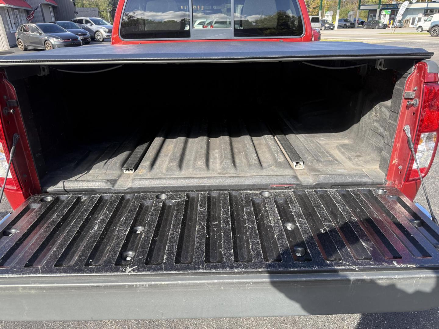 2016 Red /Gray Nissan Frontier SV Crew Cab 5AT 4WD (1N6AD0EV0GN) with an 4.0L V6 DOHC 24V engine, 5A transmission, located at 11115 Chardon Rd. , Chardon, OH, 44024, (440) 214-9705, 41.580246, -81.241943 - Tackle any job or adventure with this 2016 Nissan Frontier SV Crew Cab. Powered by a reliable 4.0L V6 engine and 5-speed automatic transmission, this truck offers a strong 6,300-pound towing capacity and is equipped with a Dana 44 rear axle for added durability. Enjoy added confidence on any terrain - Photo#9