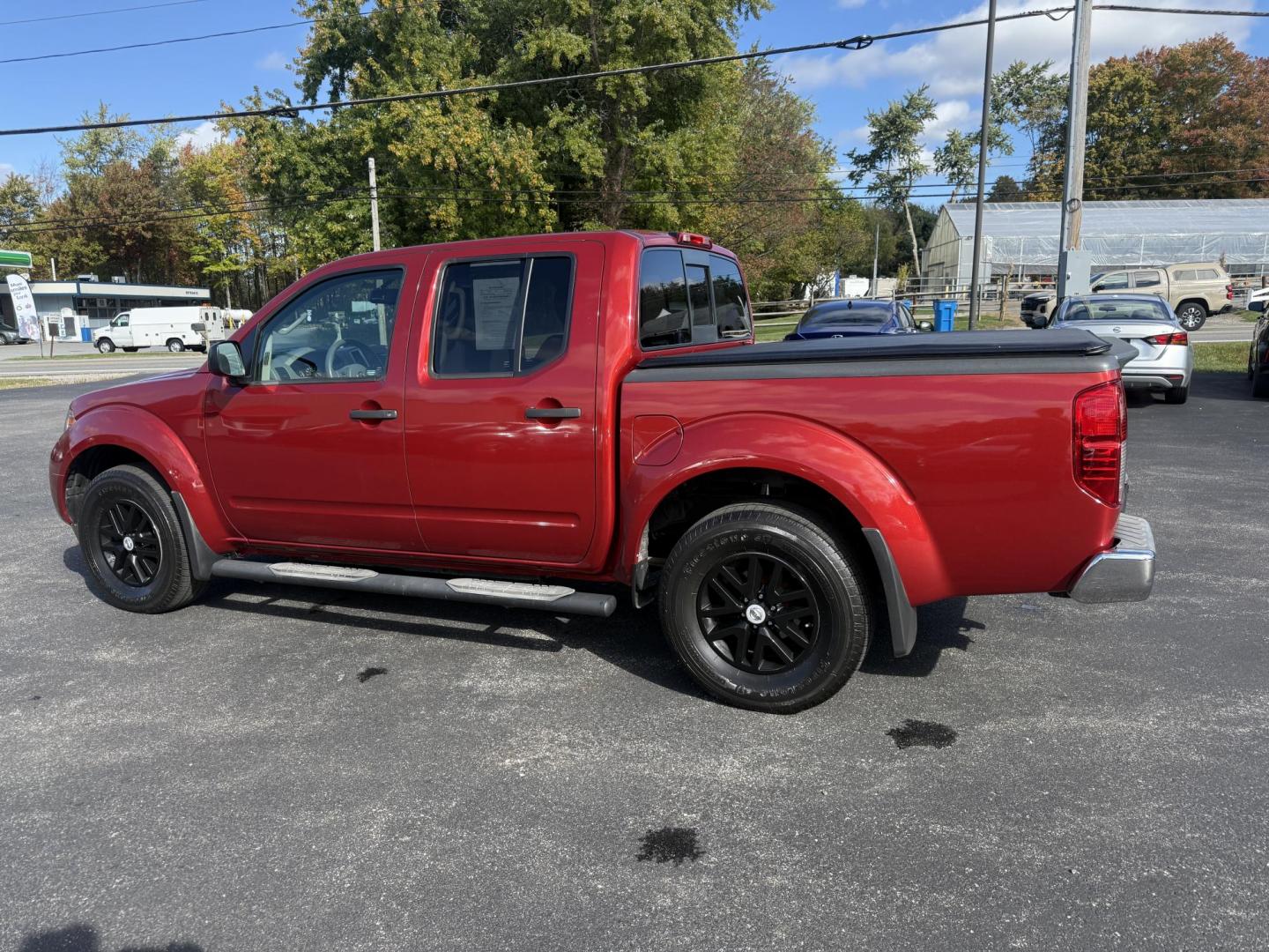 2016 Red /Gray Nissan Frontier SV Crew Cab 5AT 4WD (1N6AD0EV0GN) with an 4.0L V6 DOHC 24V engine, 5A transmission, located at 11115 Chardon Rd. , Chardon, OH, 44024, (440) 214-9705, 41.580246, -81.241943 - Tackle any job or adventure with this 2016 Nissan Frontier SV Crew Cab. Powered by a reliable 4.0L V6 engine and 5-speed automatic transmission, this truck offers a strong 6,300-pound towing capacity and is equipped with a Dana 44 rear axle for added durability. Enjoy added confidence on any terrain - Photo#12