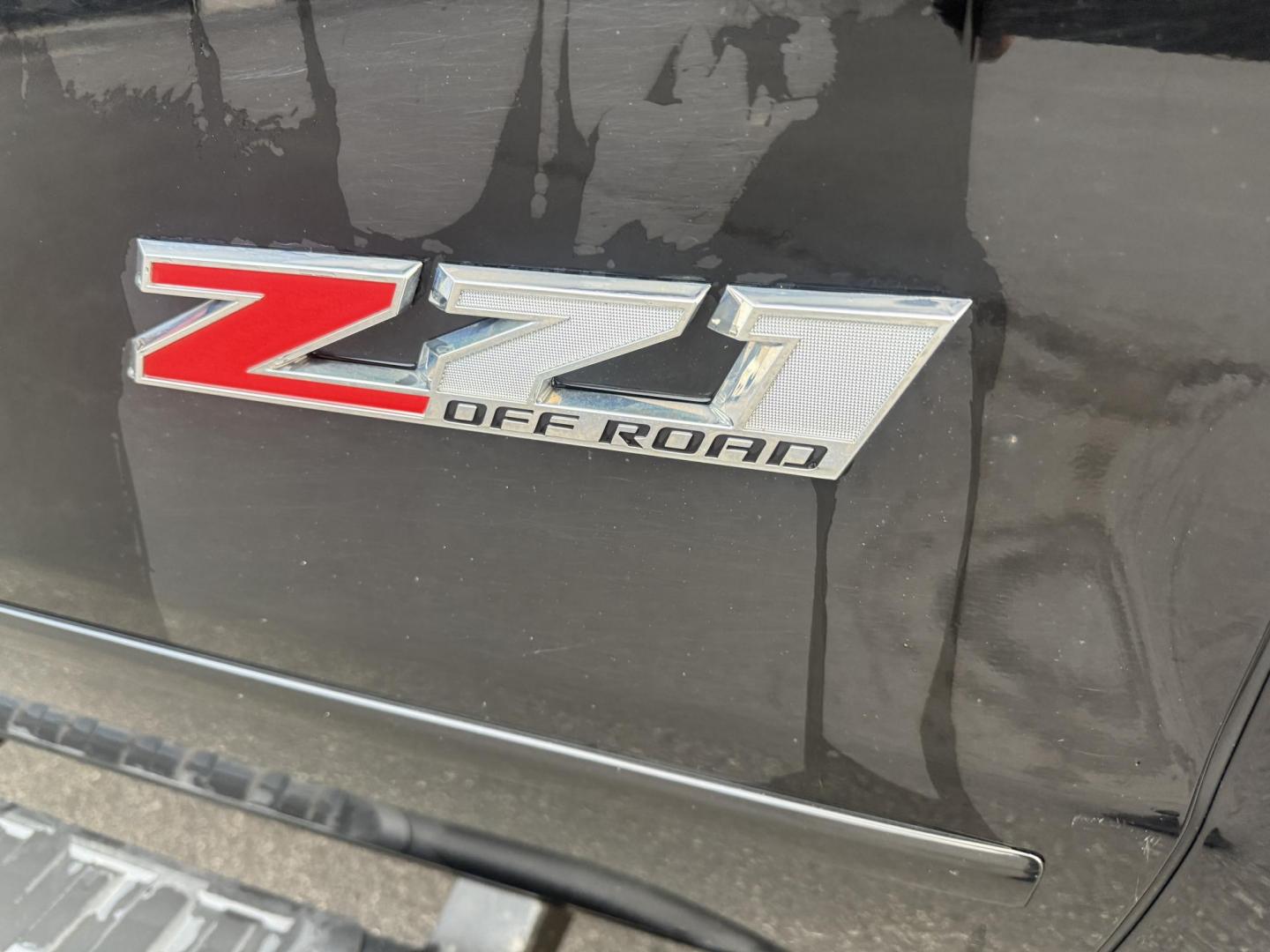 2015 Black /Black Chevrolet Silverado 1500 LT Z71 Double Cab 4WD (1GCVKREC5FZ) with an 5.3L V8 OHV 16V engine, 6-Speed Automatic transmission, located at 547 E. Main St., Orwell, OH, 44076, (440) 437-5893, 41.535435, -80.847855 - Tackle any road or job with this 2015 Chevrolet Silverado 1500 LT Z71 Double Cab 4WD. Powered by a capable 5.3L EcoTec3 V8 engine paired with a 6-speed automatic transmission and 3.42 gearing, this truck offers a robust 9,200-pound towing capacity. The Z71 Off Road Package and G80 locking rear diffe - Photo#6