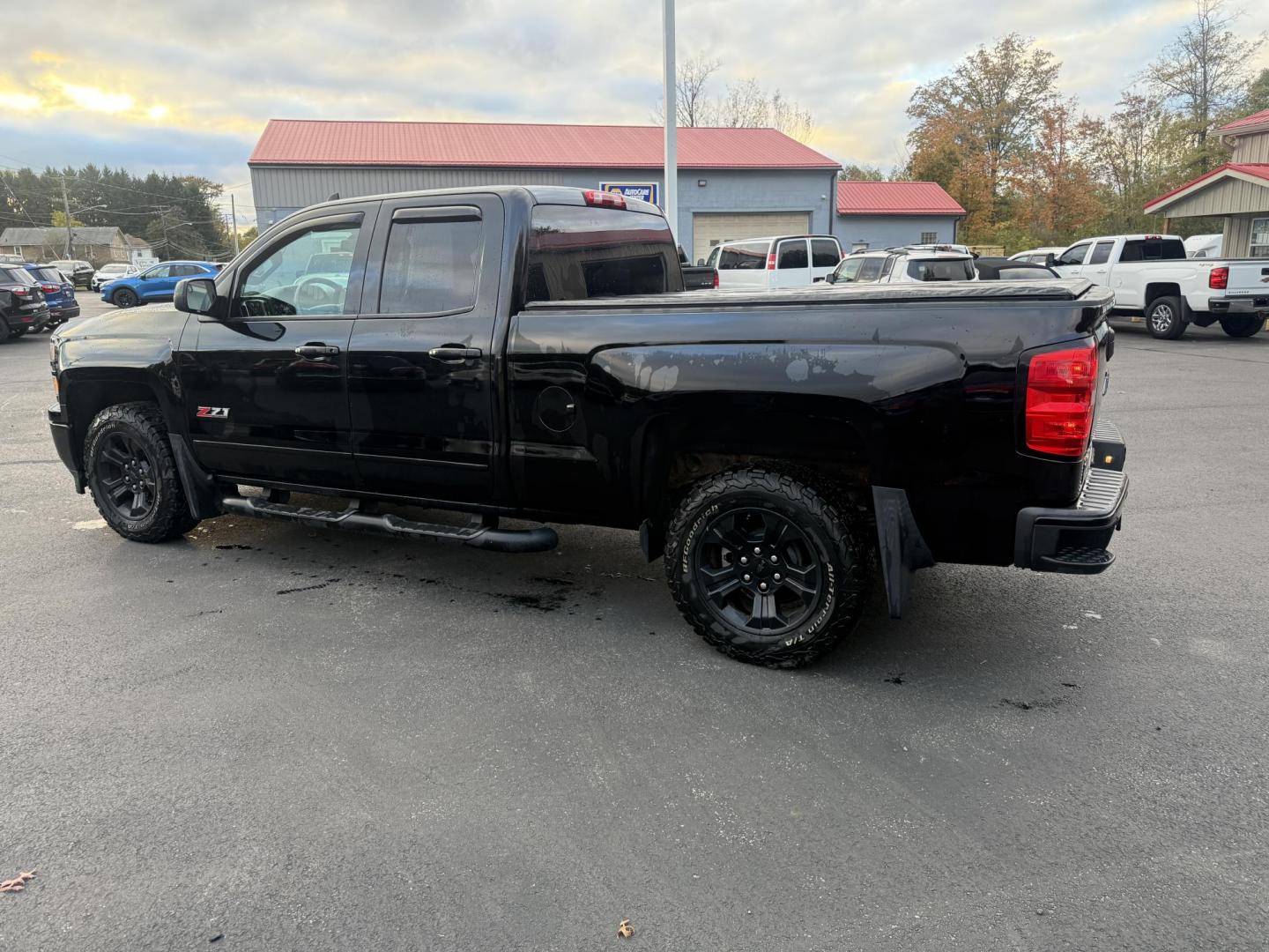 2015 Black /Black Chevrolet Silverado 1500 LT Z71 Double Cab 4WD (1GCVKREC5FZ) with an 5.3L V8 OHV 16V engine, 6-Speed Automatic transmission, located at 547 E. Main St., Orwell, OH, 44076, (440) 437-5893, 41.535435, -80.847855 - Tackle any road or job with this 2015 Chevrolet Silverado 1500 LT Z71 Double Cab 4WD. Powered by a capable 5.3L EcoTec3 V8 engine paired with a 6-speed automatic transmission and 3.42 gearing, this truck offers a robust 9,200-pound towing capacity. The Z71 Off Road Package and G80 locking rear diffe - Photo#14