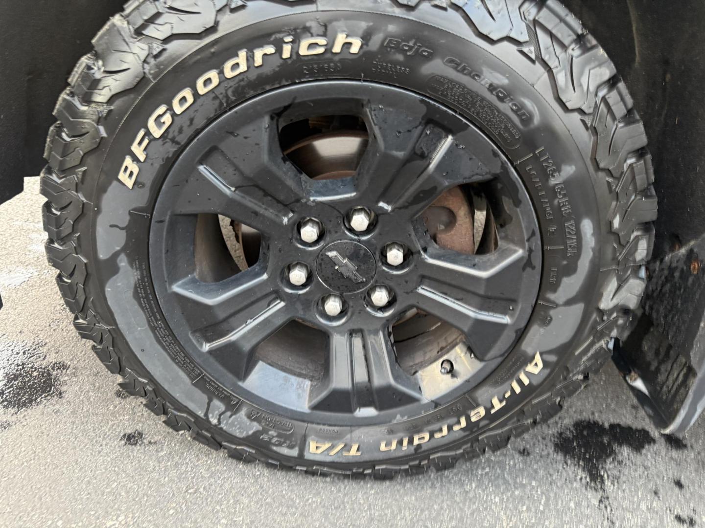 2015 Black /Black Chevrolet Silverado 1500 LT Z71 Double Cab 4WD (1GCVKREC5FZ) with an 5.3L V8 OHV 16V engine, 6-Speed Automatic transmission, located at 547 E. Main St., Orwell, OH, 44076, (440) 437-5893, 41.535435, -80.847855 - Tackle any road or job with this 2015 Chevrolet Silverado 1500 LT Z71 Double Cab 4WD. Powered by a capable 5.3L EcoTec3 V8 engine paired with a 6-speed automatic transmission and 3.42 gearing, this truck offers a robust 9,200-pound towing capacity. The Z71 Off Road Package and G80 locking rear diffe - Photo#17