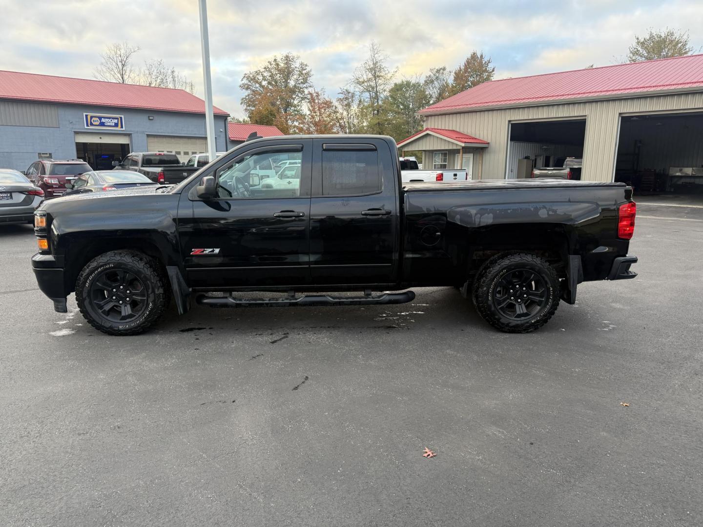 2015 Black /Black Chevrolet Silverado 1500 LT Z71 Double Cab 4WD (1GCVKREC5FZ) with an 5.3L V8 OHV 16V engine, 6-Speed Automatic transmission, located at 547 E. Main St., Orwell, OH, 44076, (440) 437-5893, 41.535435, -80.847855 - Tackle any road or job with this 2015 Chevrolet Silverado 1500 LT Z71 Double Cab 4WD. Powered by a capable 5.3L EcoTec3 V8 engine paired with a 6-speed automatic transmission and 3.42 gearing, this truck offers a robust 9,200-pound towing capacity. The Z71 Off Road Package and G80 locking rear diffe - Photo#16